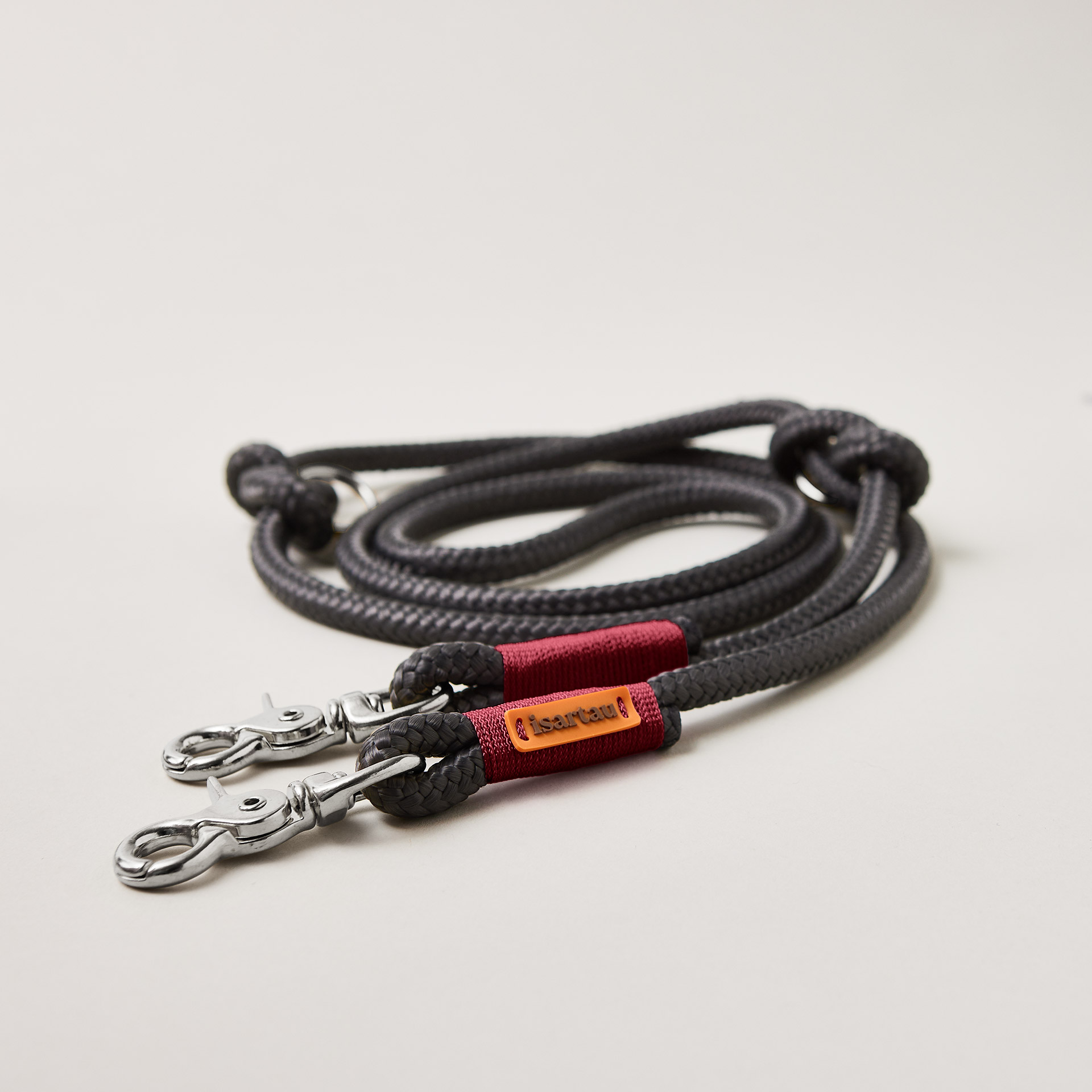 Hundeleine aus Tau Heavens Rock Burgunder 10 mm verstellbar mit silberfarbenen Scherenkarabiner, dunkelgraues Tau mit weinroter Takelung, Längenverstellbar