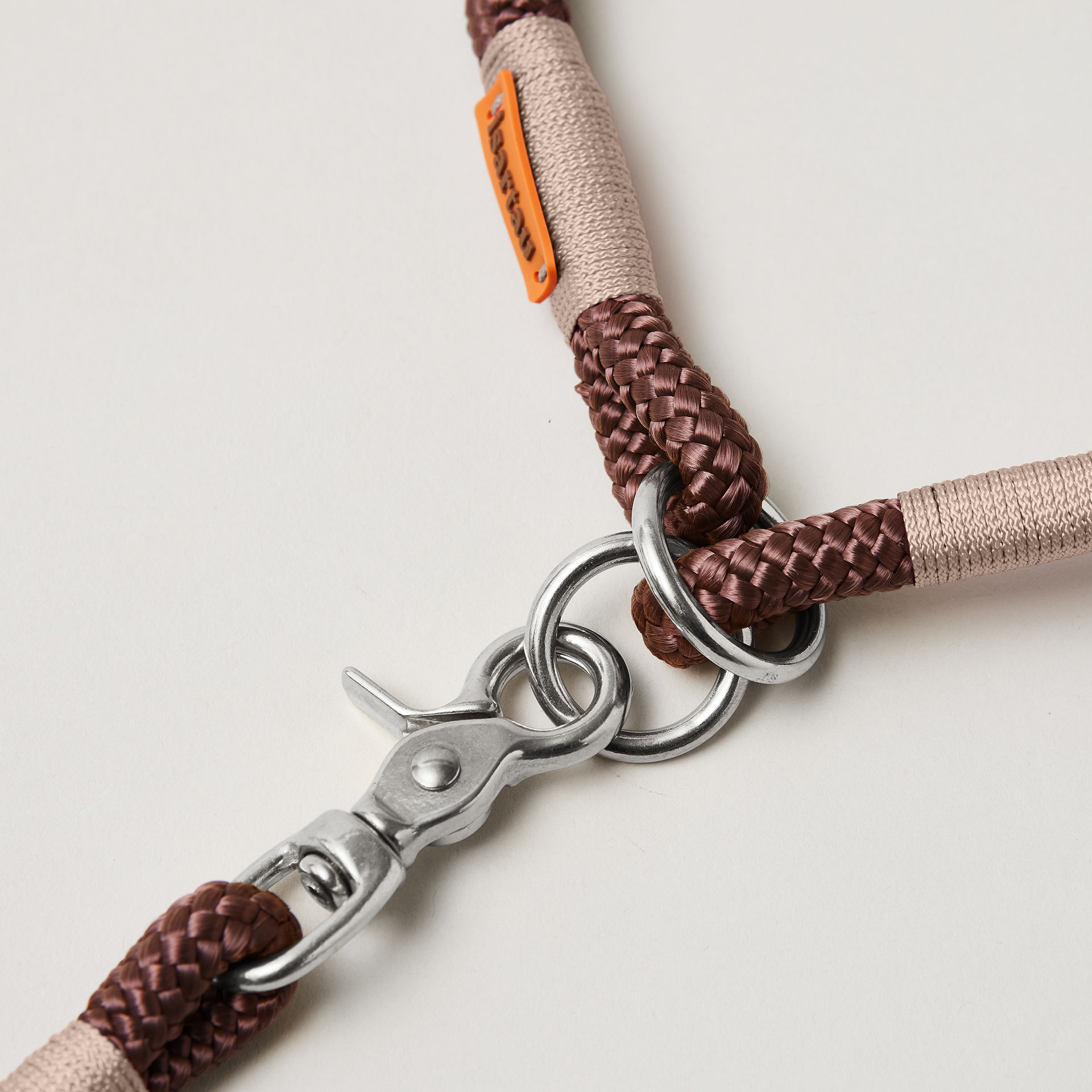 Detail Zugstopp Halsband mit Tauleine Classy Chestnut Beige, braunes Tau mit beiger Takelung Fokus auf silberfarbene Ringe und Karabiner