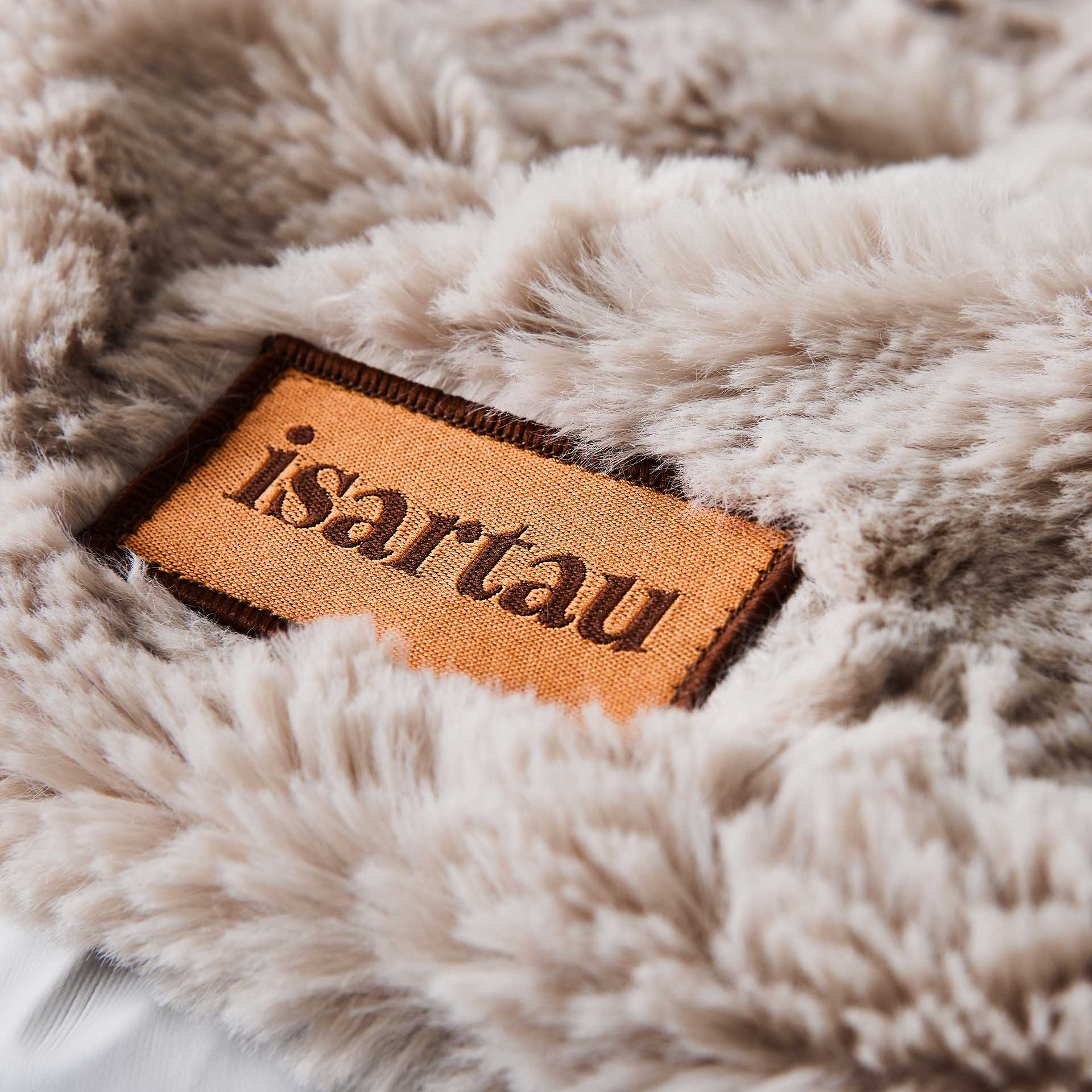 Orthopädisches Hundebett mit abnehmbarem Bezug, maschinenwaschbar bei 30 Grad, rundes Design mit isartau Logo.