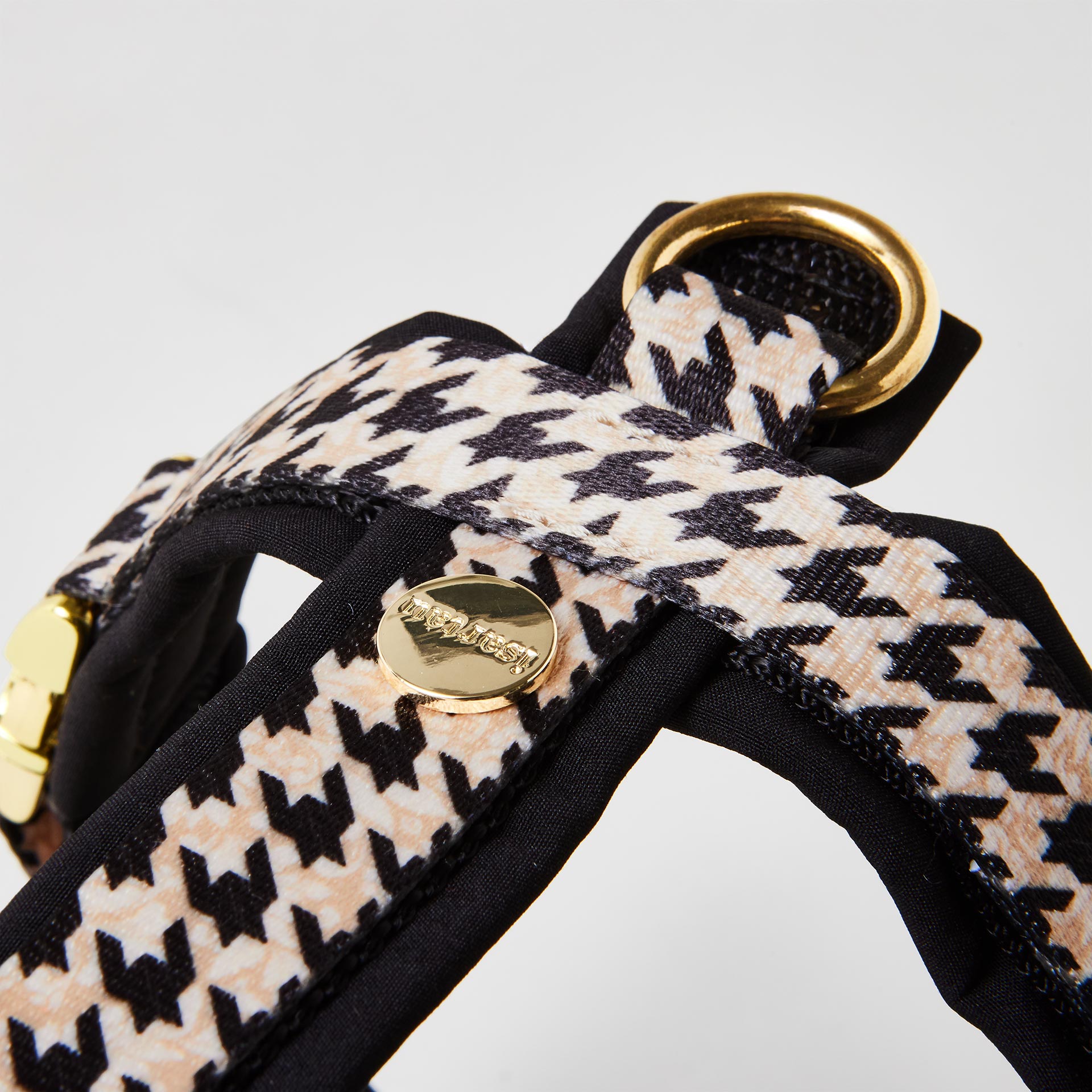 Extra gepolsterter O-Ring zum Einhaken des Karabiners am gepolsterten Hundegeschirr Stadtgeflüster mit goldfarbenen Beschlägen