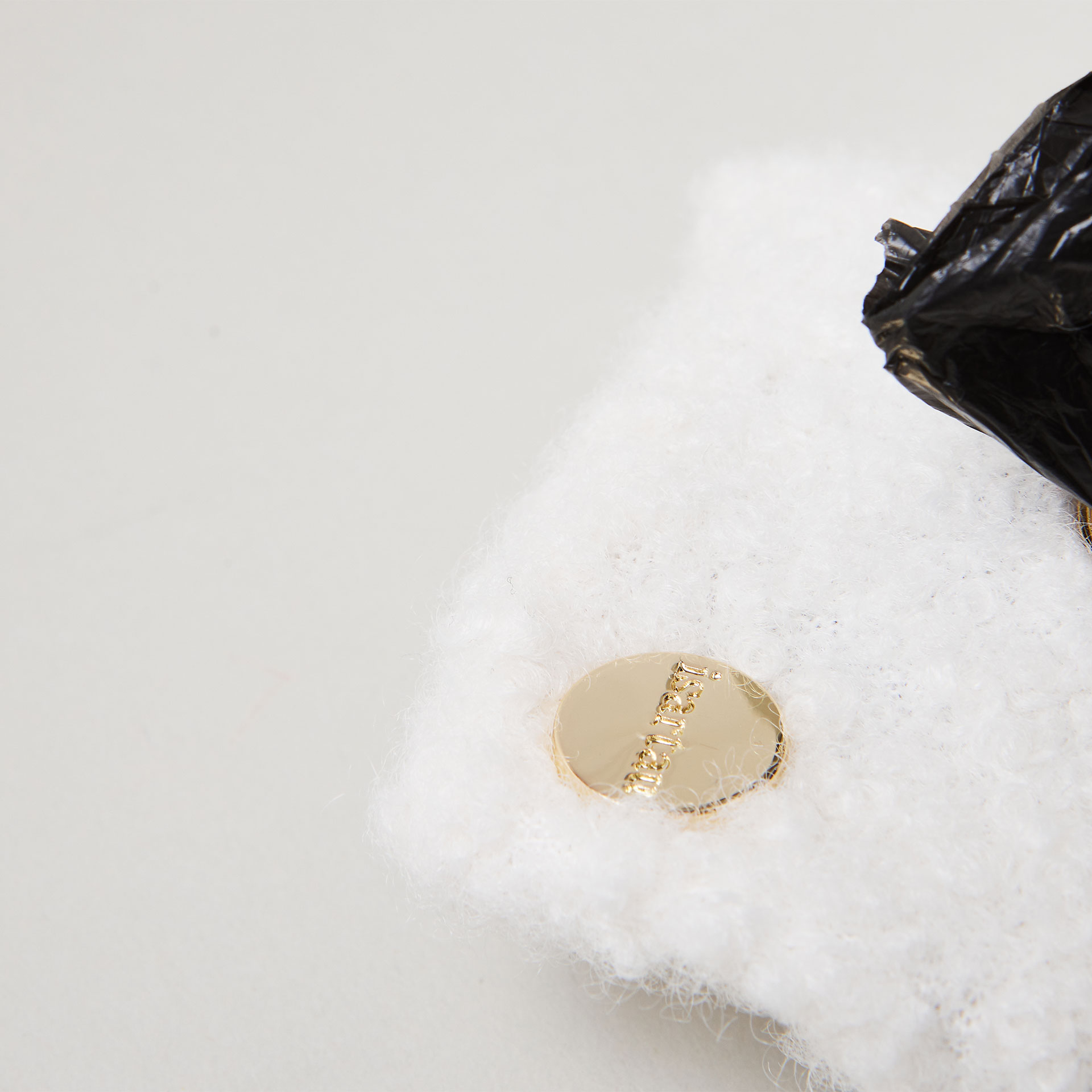 Detail Kotbeutelspender Wooly, Nahaufnahme isartau Logoniete