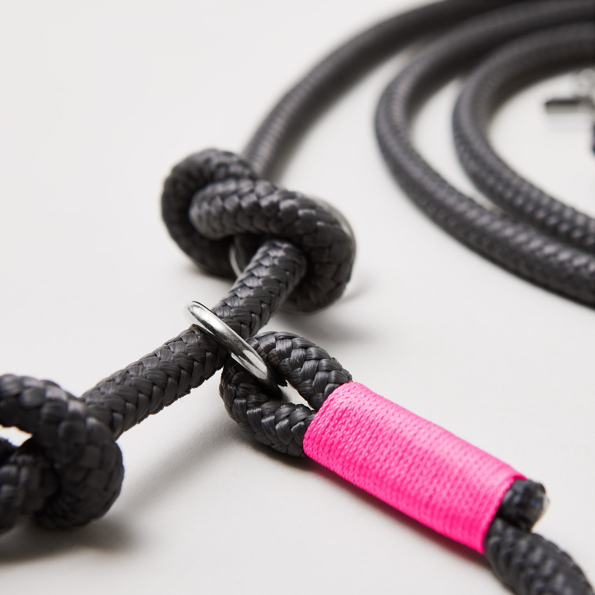 Detail Retrieverleine Heavens Rock mit verstellbaren Knoten für Hals- und Kopfumfang, silberne Karabiner, dunkelgraues Tau mit neonpinker Takelung