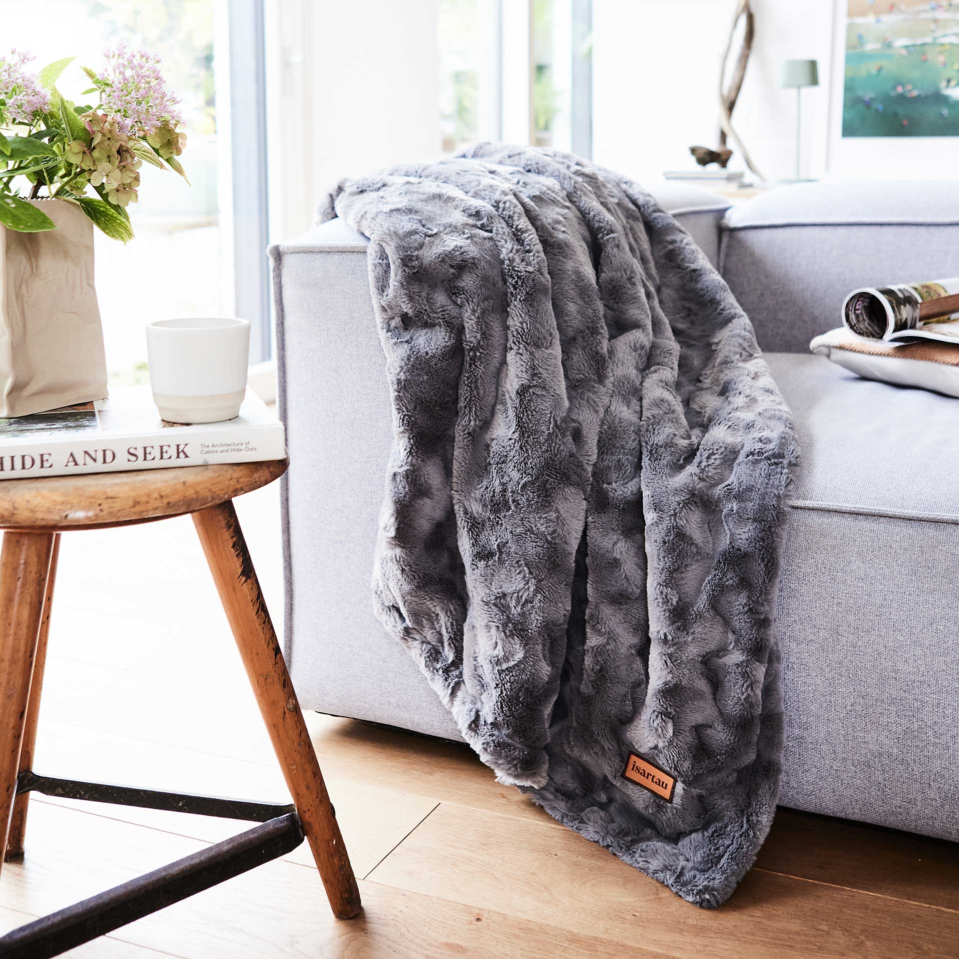 Graue Wohndecke auf grauer Couch in Wohnzimmer, Größe 190x150 cm