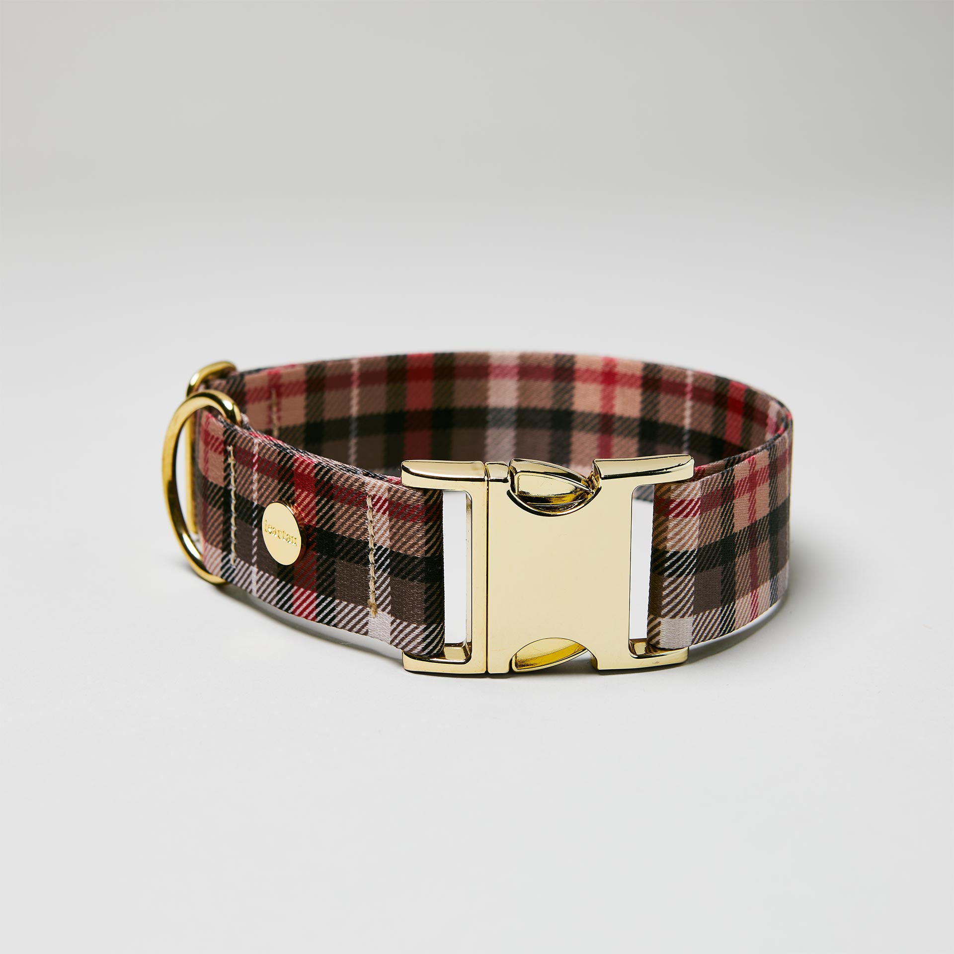 Verstellbares Halsband „Flaneur“ goldfarben, Gurtband mit Karomuster in Schwarz, Beige und Rot.