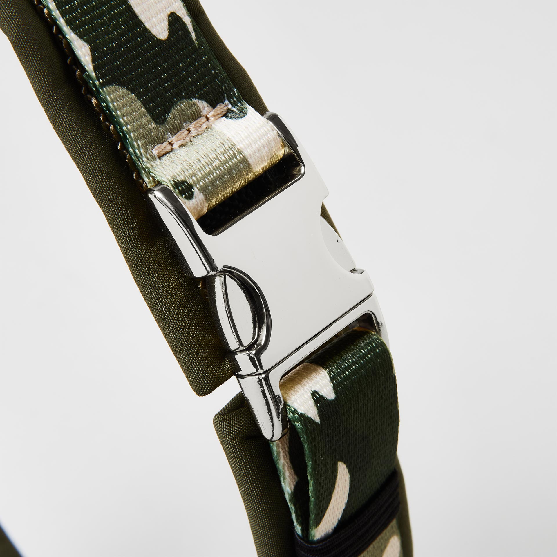 Detail gepolstertes Hundegeschirr „Entdecker“ mit silberfarbener Steckschließe zum Öffnen und Schließen.