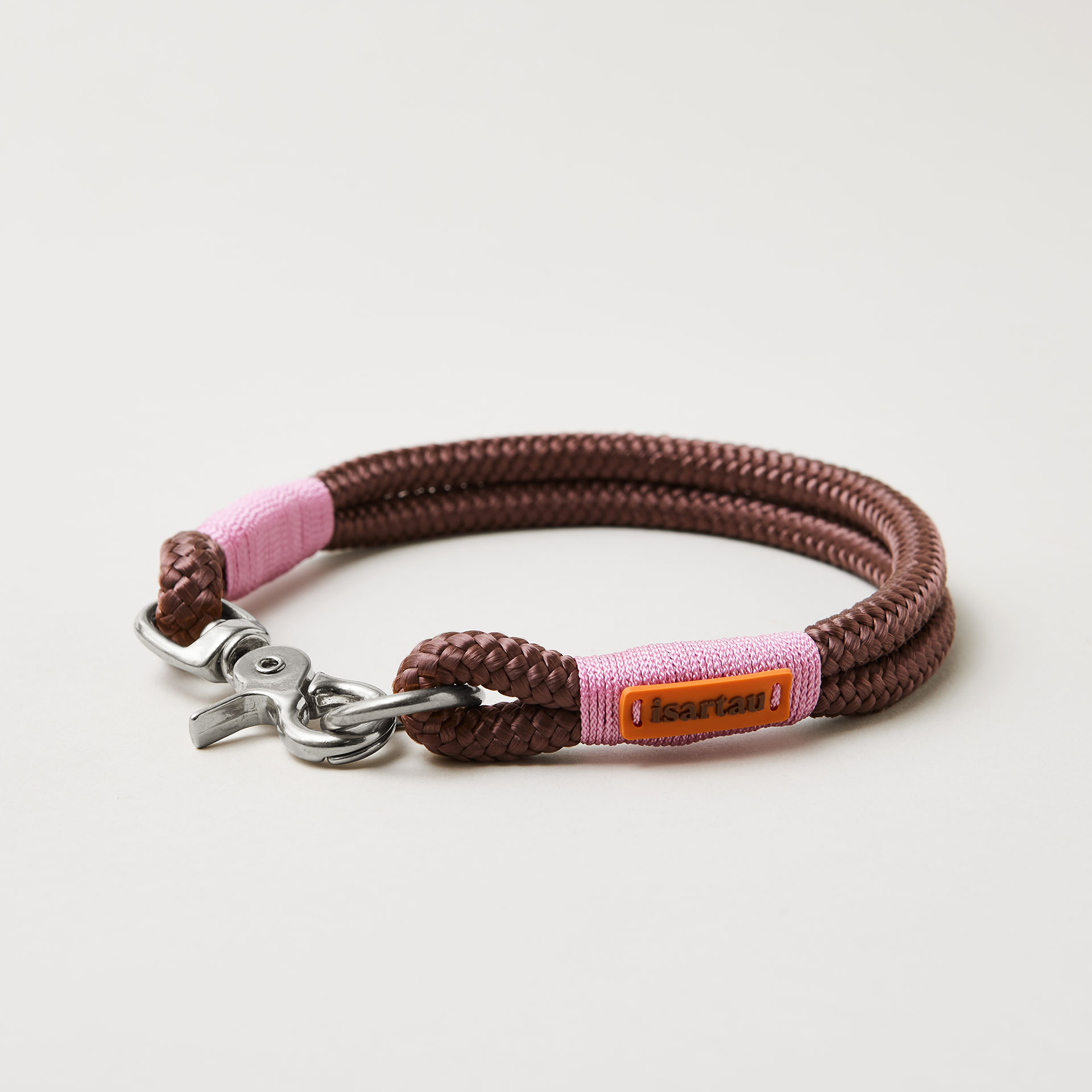 Feste Halsung aus Tau in der Farbe Classy Chestnut Rose, 10 mm mit silberfarbenen Beschlägen, braunes Tau mit rosafarbener Takelung