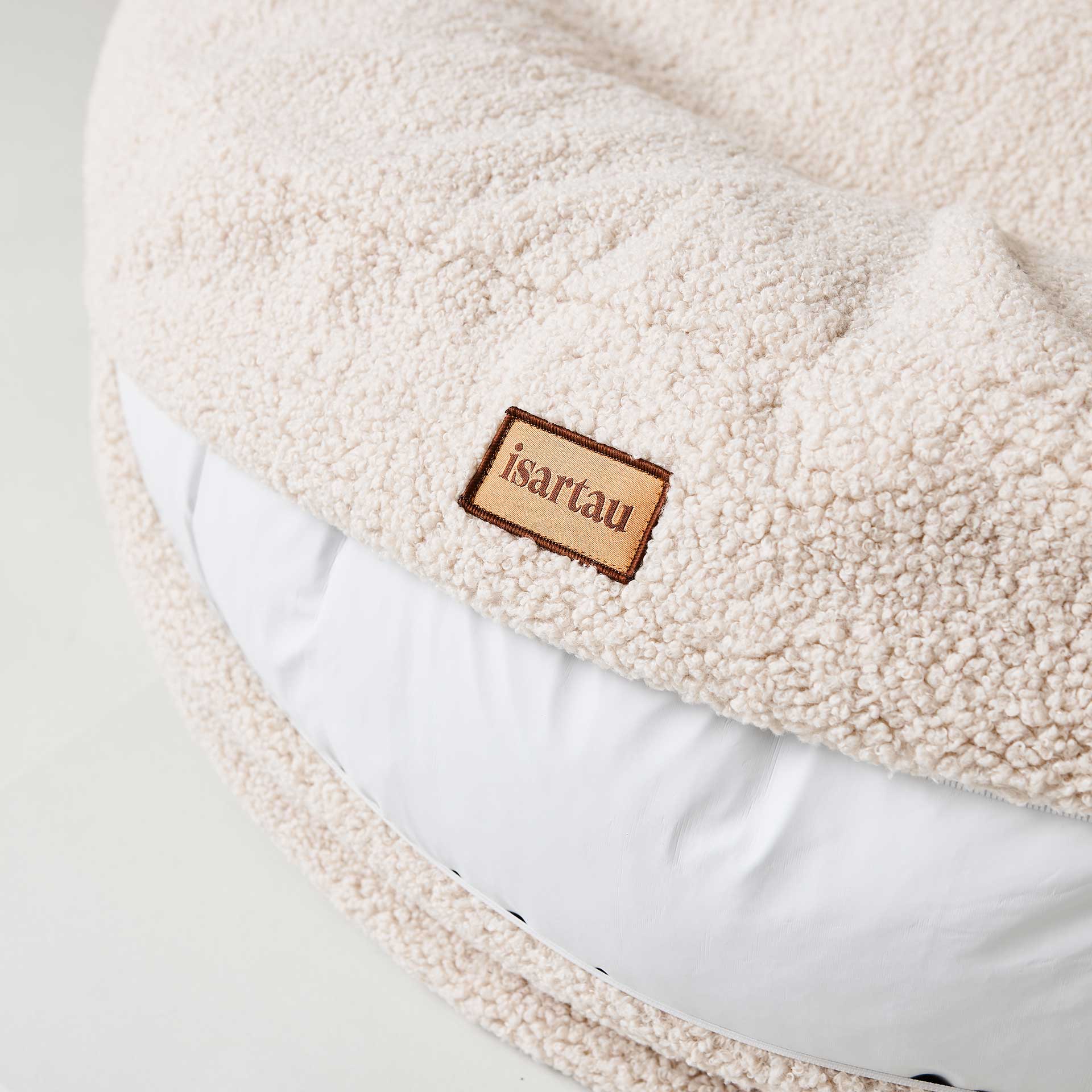 Orthopädisches Hundebett mit geöffnetem Außenbezug, Sicht auf abwischbaren und wasserdichten Innenbezug für optimalen Feuchtigkeitsschutz und Hygiene