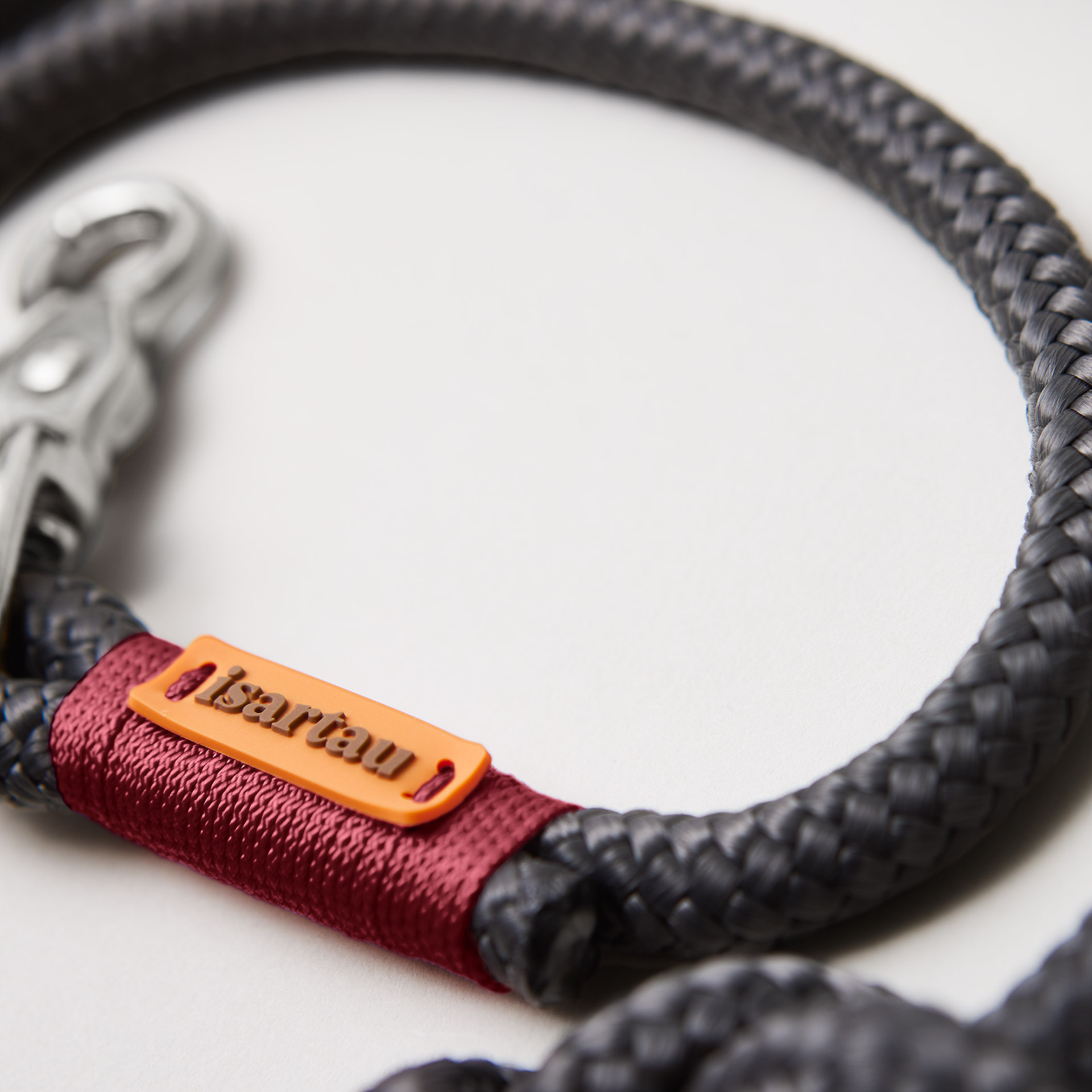 Detail Hundeleine Heavens Rock Burgunder, dunkelgraues Tau mit burgunderfarbener Takelung, Fokus auf silberfarbene Karabiner und Tau