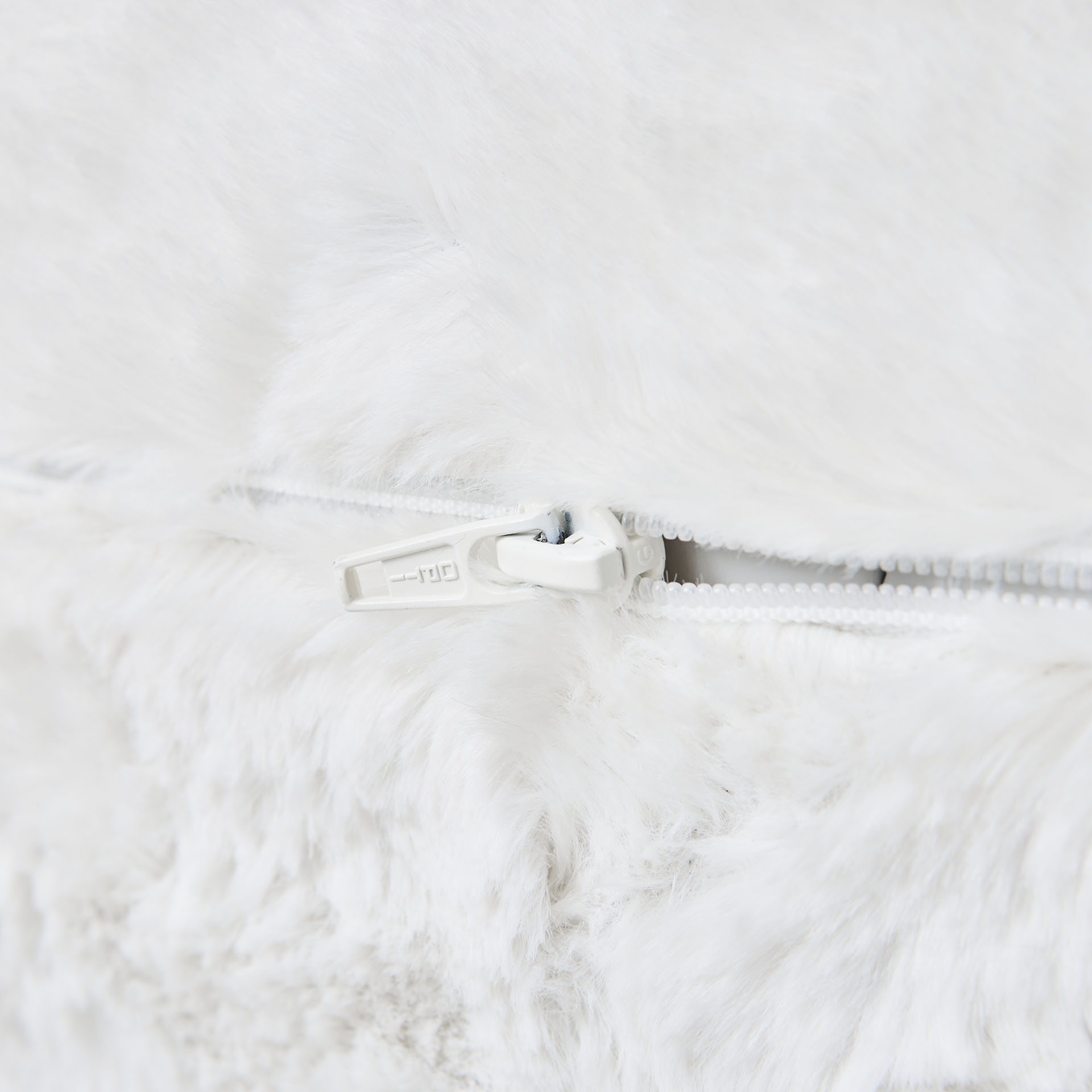 Orthopädisches Hundebett mit abziehbaren Bezug, praktischem 360 Grad Reißverschluss, Material Kunstfell Wollweiß