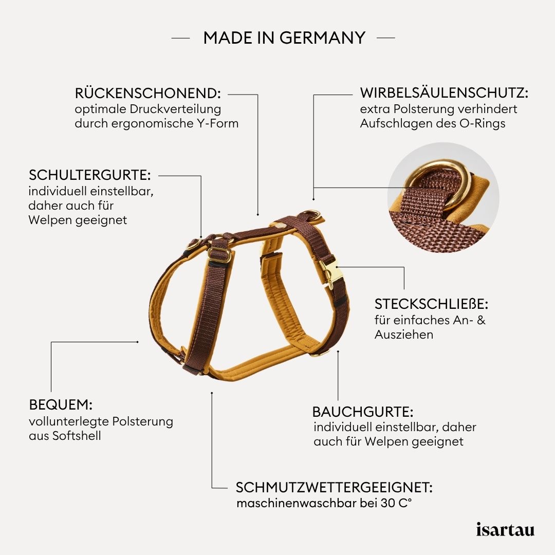 Goldfarbene verstellbare Schieber im Schulterbereich des zweifarbigen Hundegeschirrs Softie Karamell mit braunem Gurtband und karamellfarbener Polsterung