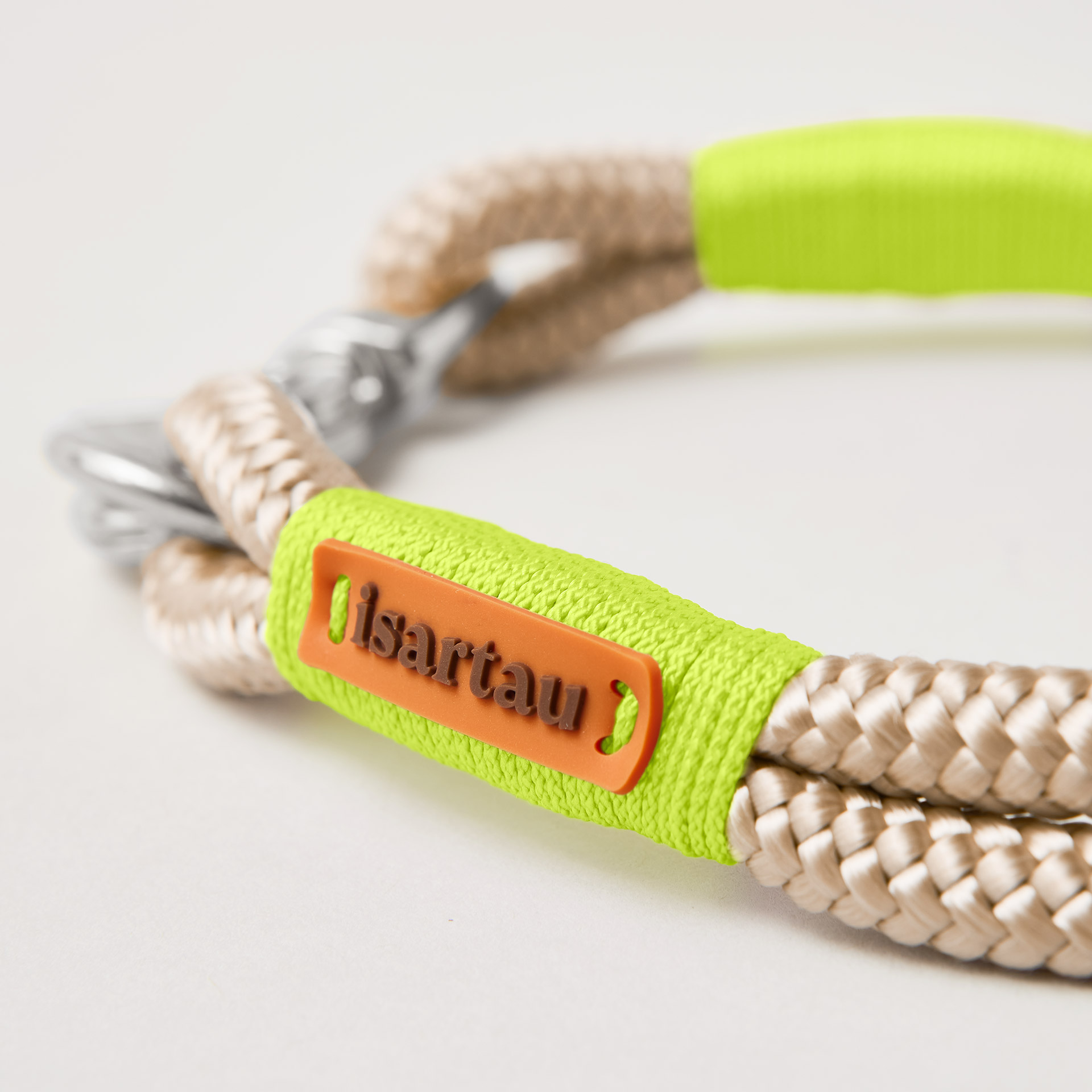 Neongelbes Takel mit isartau Logo