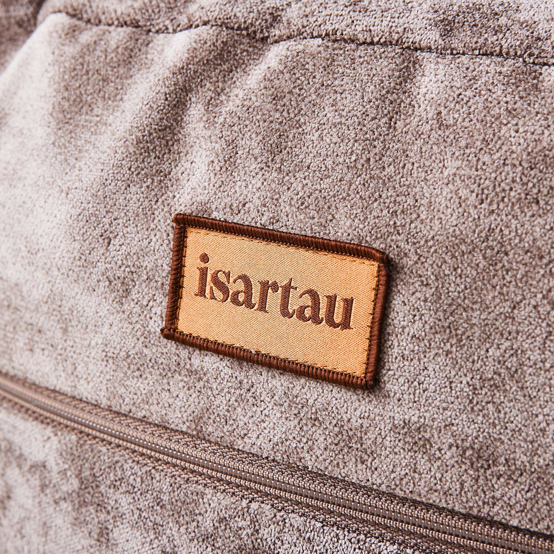 Detail Hundebett Bagelbettchen mit abnehmbarem sandfarbener Veloursbezug aus Polsterstoff, Fokus auf isartau Logo