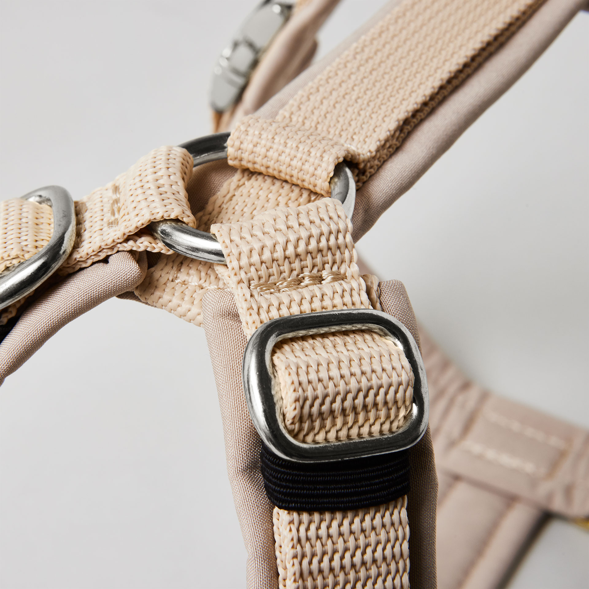 Silberfarbene verstellbare Schieber im Schulterbereich des beigen Hundegeschirrs.