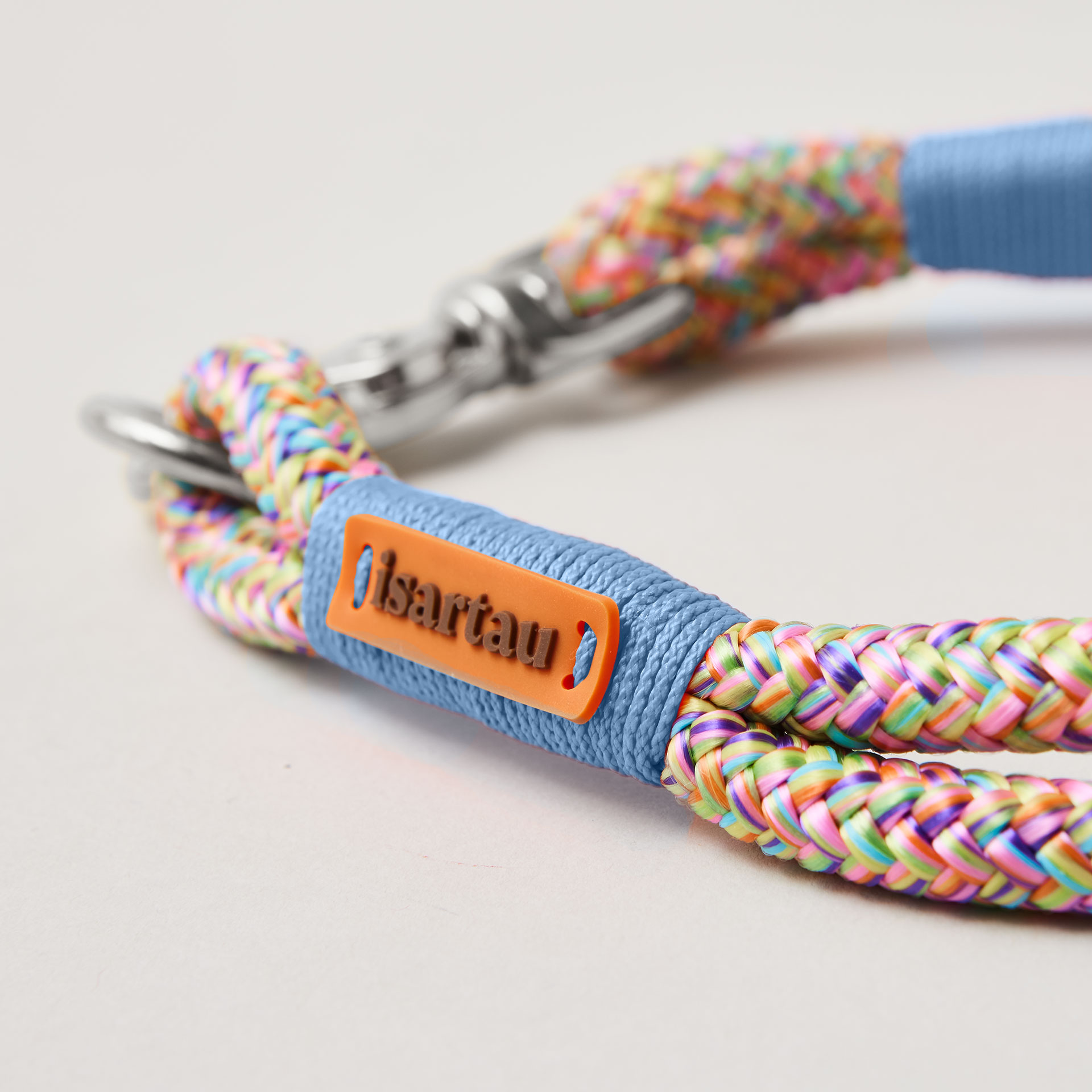 Detail Halsband aus Tau Easy Summer Hellblau mit silbernen Beschlägen, buntes Tau mit hellblauer Takelung