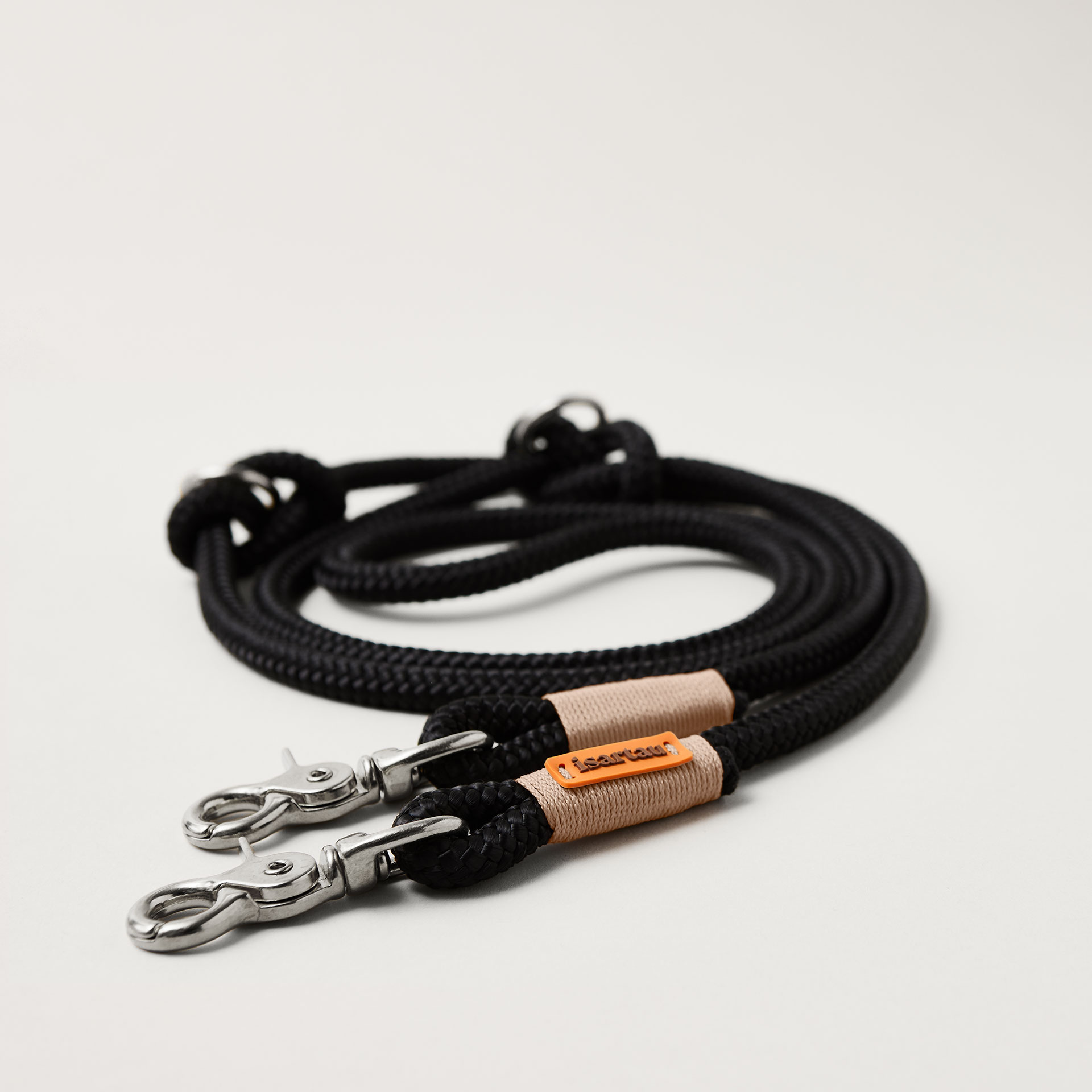 Hundeleine aus Tau Black Mamba Beige 10 mm verstellbar mit silbernen Karabinern flexibel Längenverstellbar über Knoten schwarzes Tau mit beiger Takelung