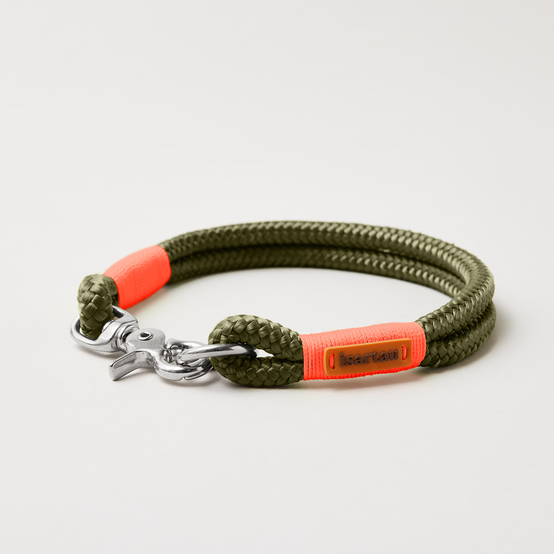 Feste Halsung aus Tau Olive Grove Neonorange, 10 mm mit silberfarbenen Beschlägen, olivfarbenes Softtau mit neonoranger Takelung