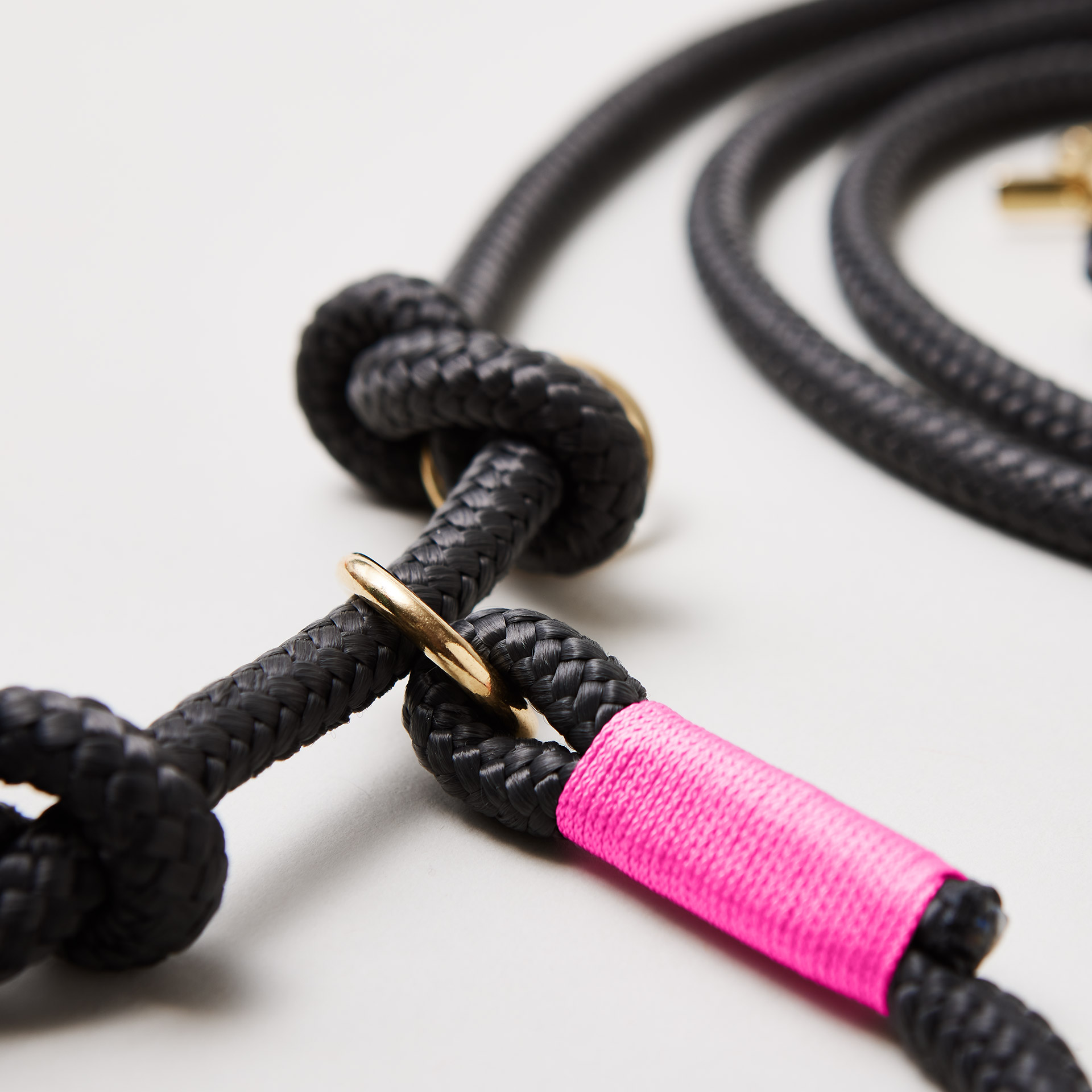 Detail Retrieverleine Heavens Rock mit verstellbaren Knoten für Hals- und Kopfumfang, Messing, dunkelgraues Tau mit neonpinker Takelung