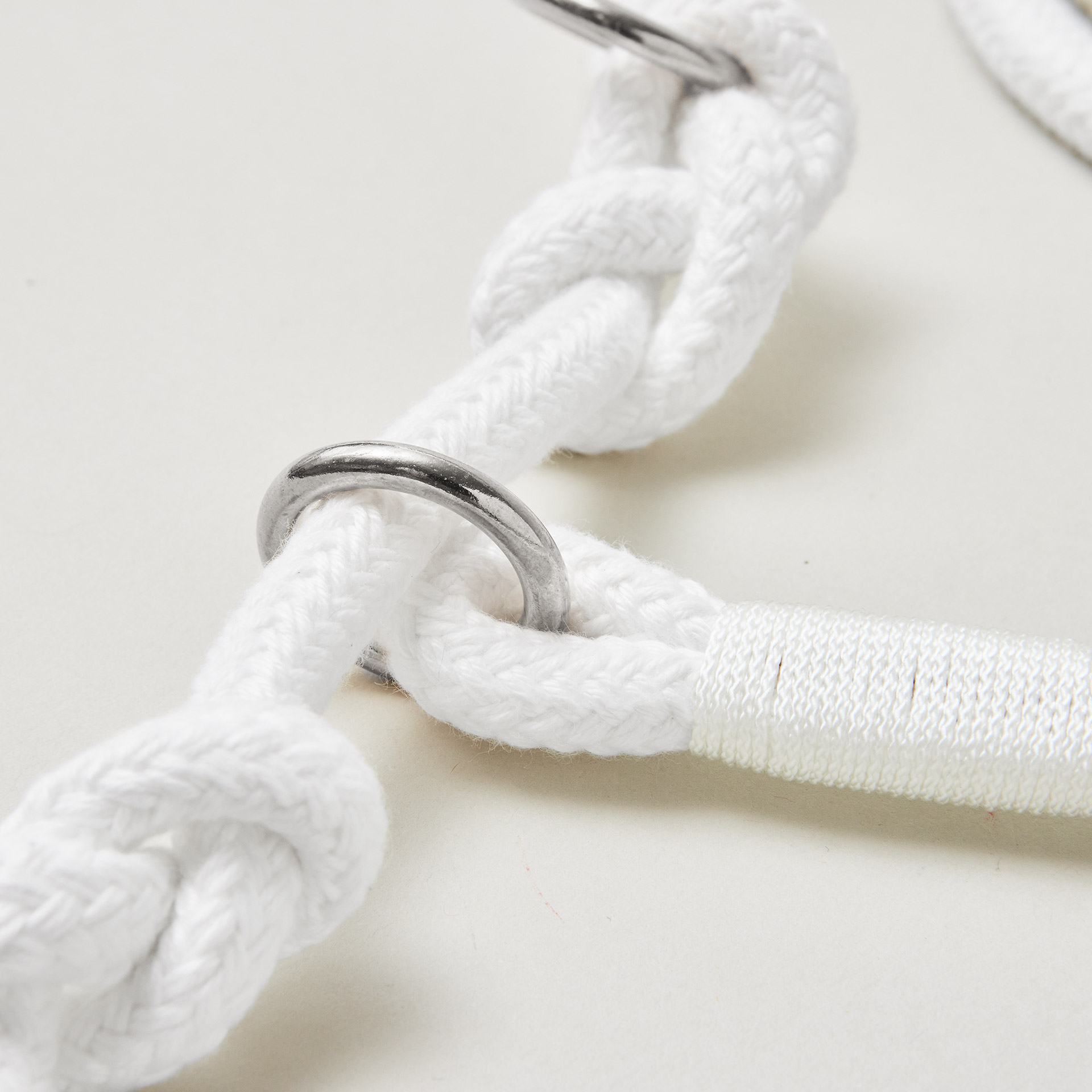 Detail Retrieverleine Pure Breeze Weiß mit verstellbaren Knoten für Hals- und Kopfumfang, silberne Karabiner, weißes Tau mit weißer Takelung