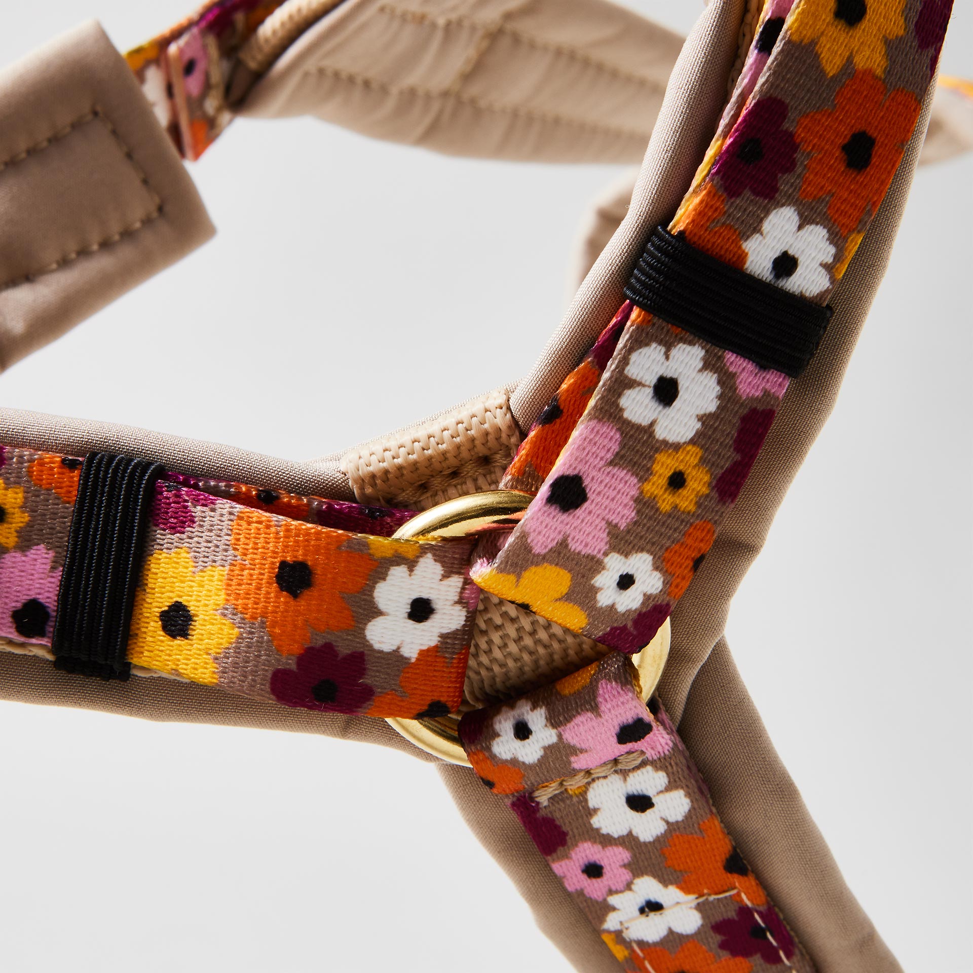 Detail gepolstertes Y-Brustgeschirr im Design „Blumenmeer“ mit weicher Softshell-Polsterung und romantischem Blumenmotiv in Beige, Rosa und Goldgelb.
