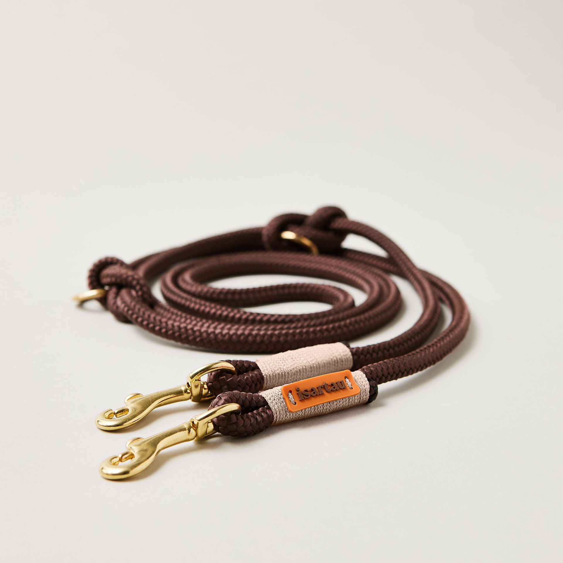 Hundeleine aus Tau Classy Chestnut Beige 8 mm verstellbar mit leichten Messing-Karabinern, braunes Tau mit beiger Takelung, Längenverstellbar über Knoten