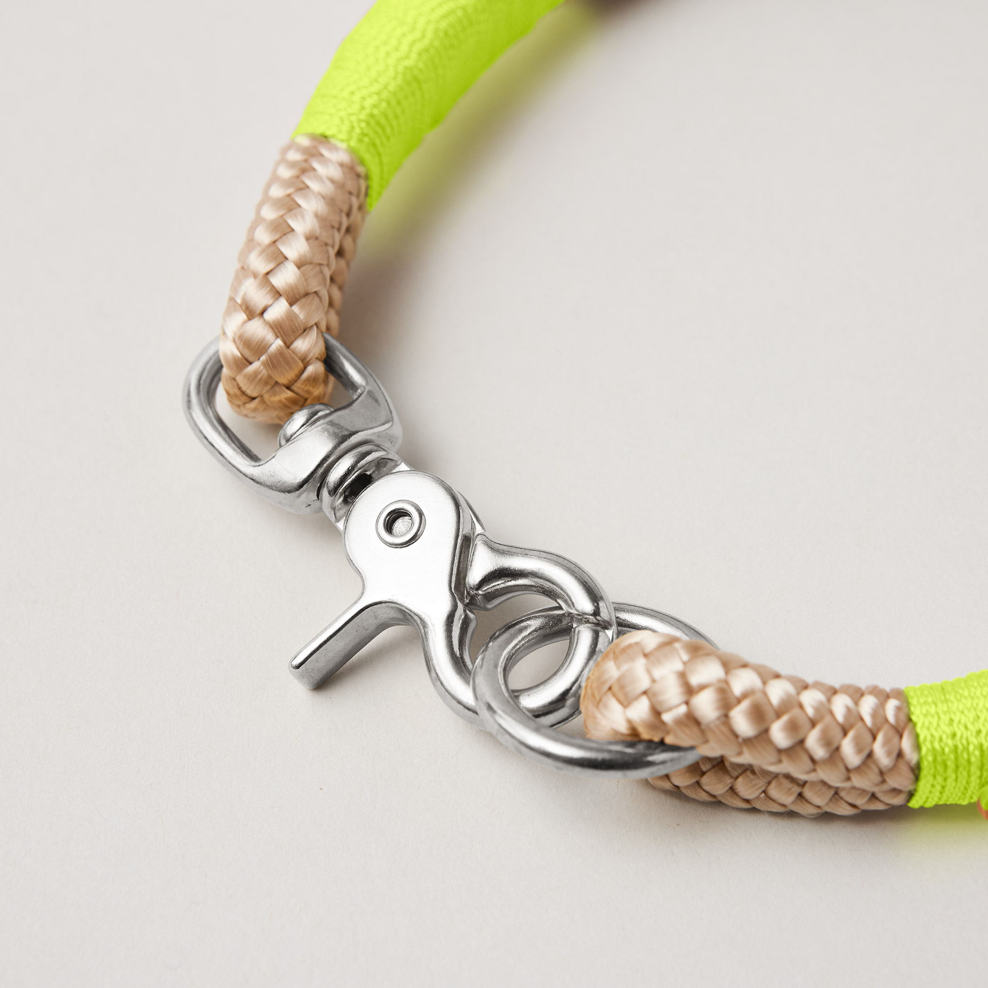 Detail silberner Verschluss aus Ring und Scherenkarabiner, Feste Halsung Wood Owl Neongelb
