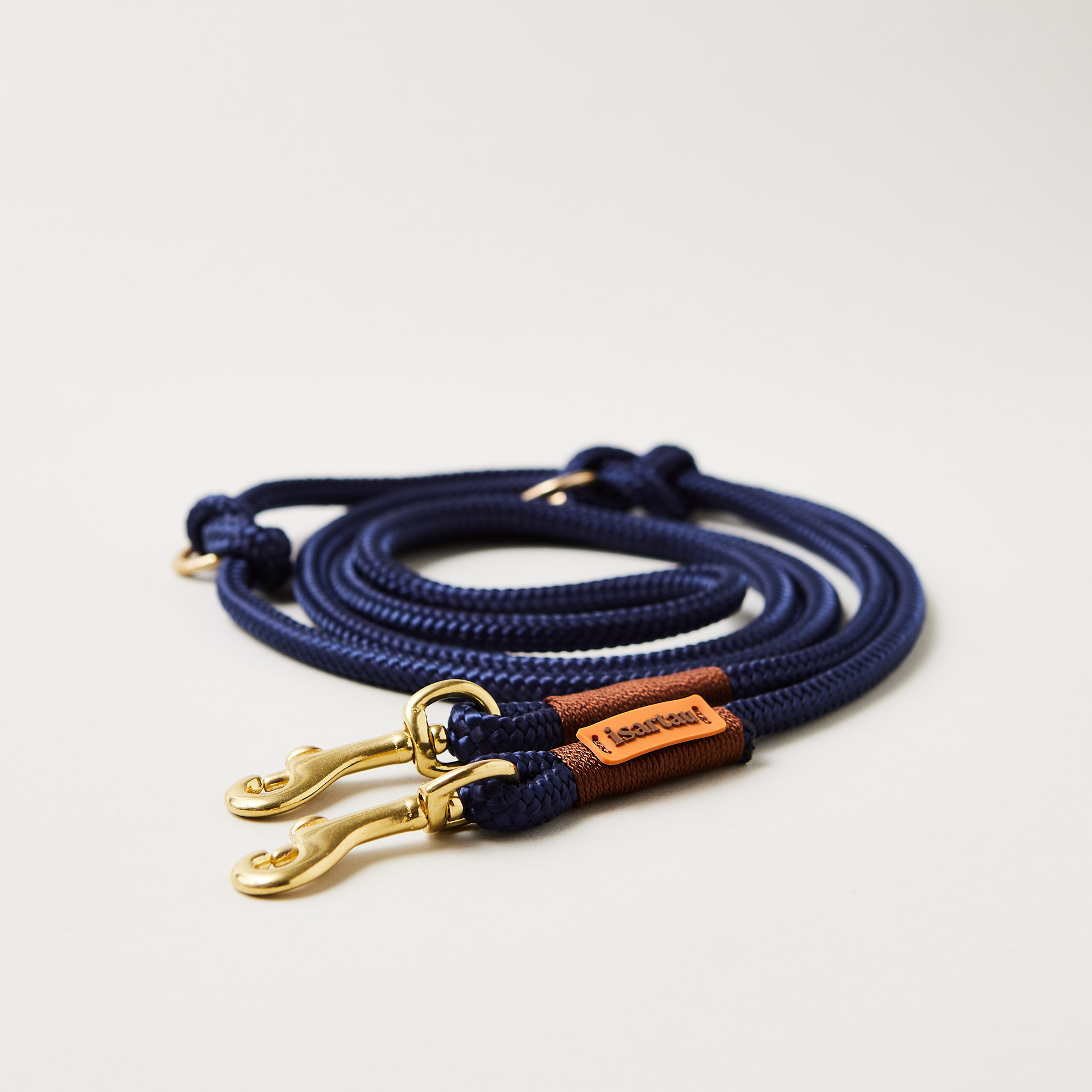 Tauleine Indigo Sea Kastanie 8 mm verstellbar mit leichten Messing-Karabinern, dunkelblaues Tau mit brauner Takelung, längenverstellbar über Knoten