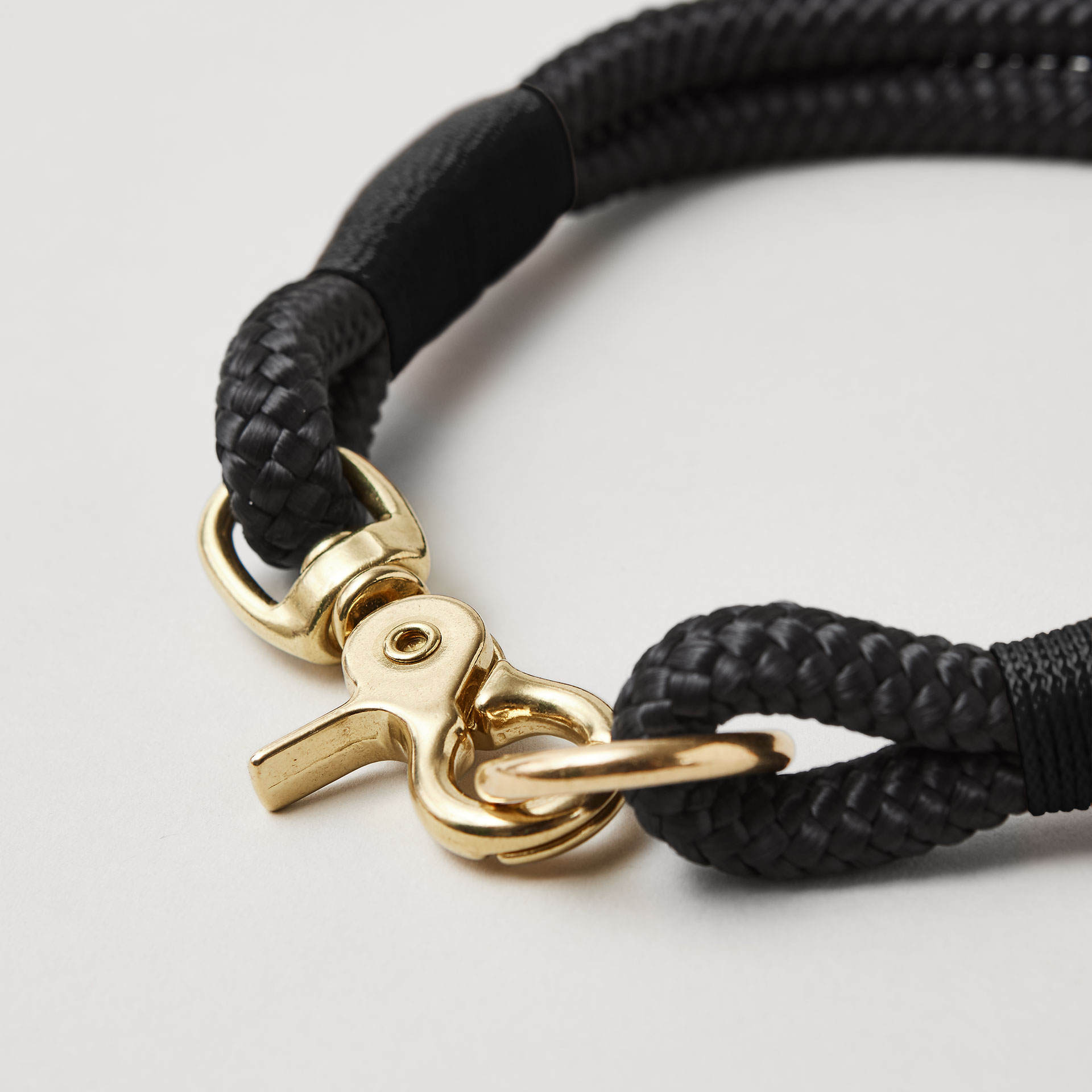 Detail Hundehalsband aus Tau Black Mamba Schwarz mit Messing-Beschlägen, schwarzes Tau mit schwarzer Takelung