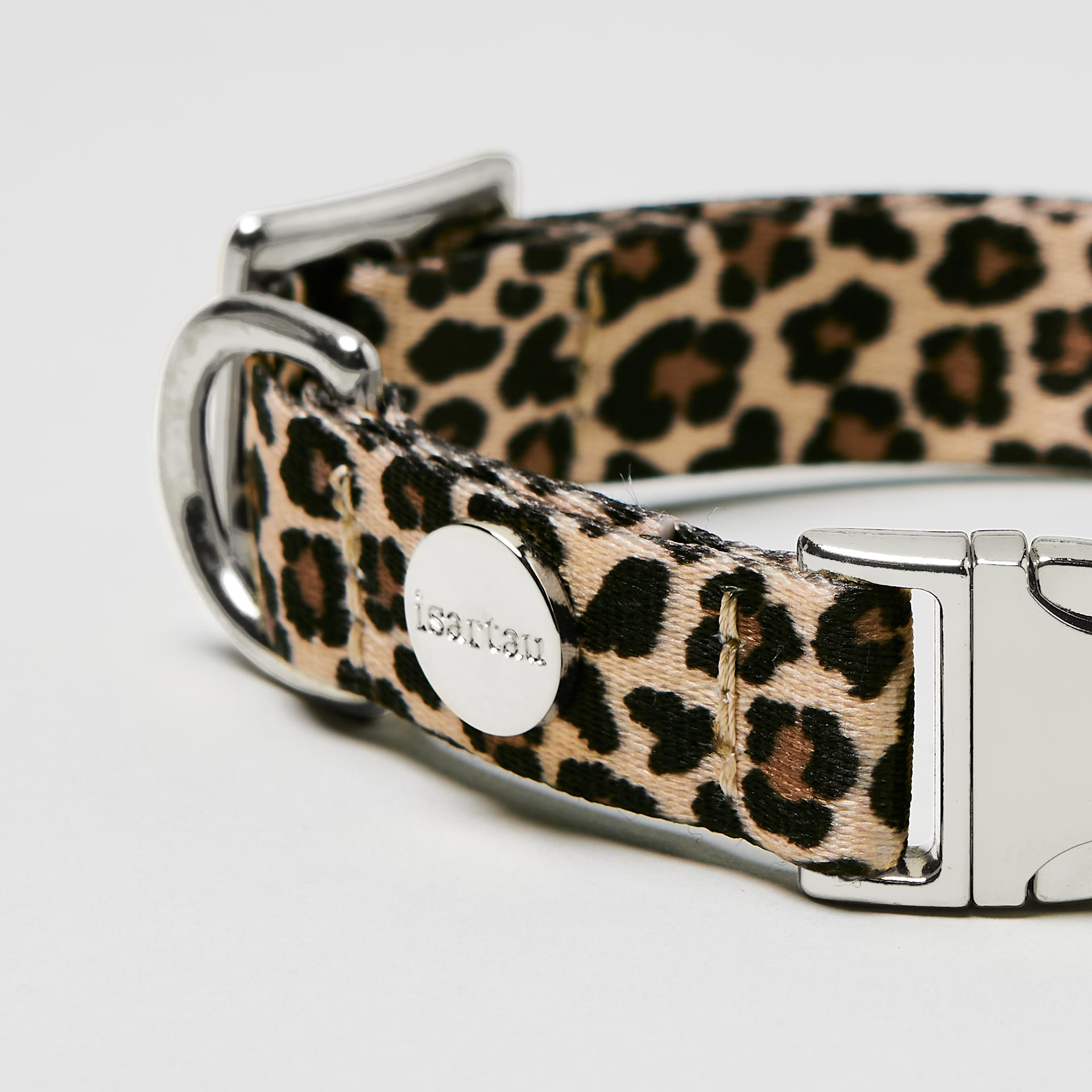 Detailaufnahme verstellbares Welpenhalsband Leo mit offener silberfarbener Steckschließe, Gurtband mit Leoprint