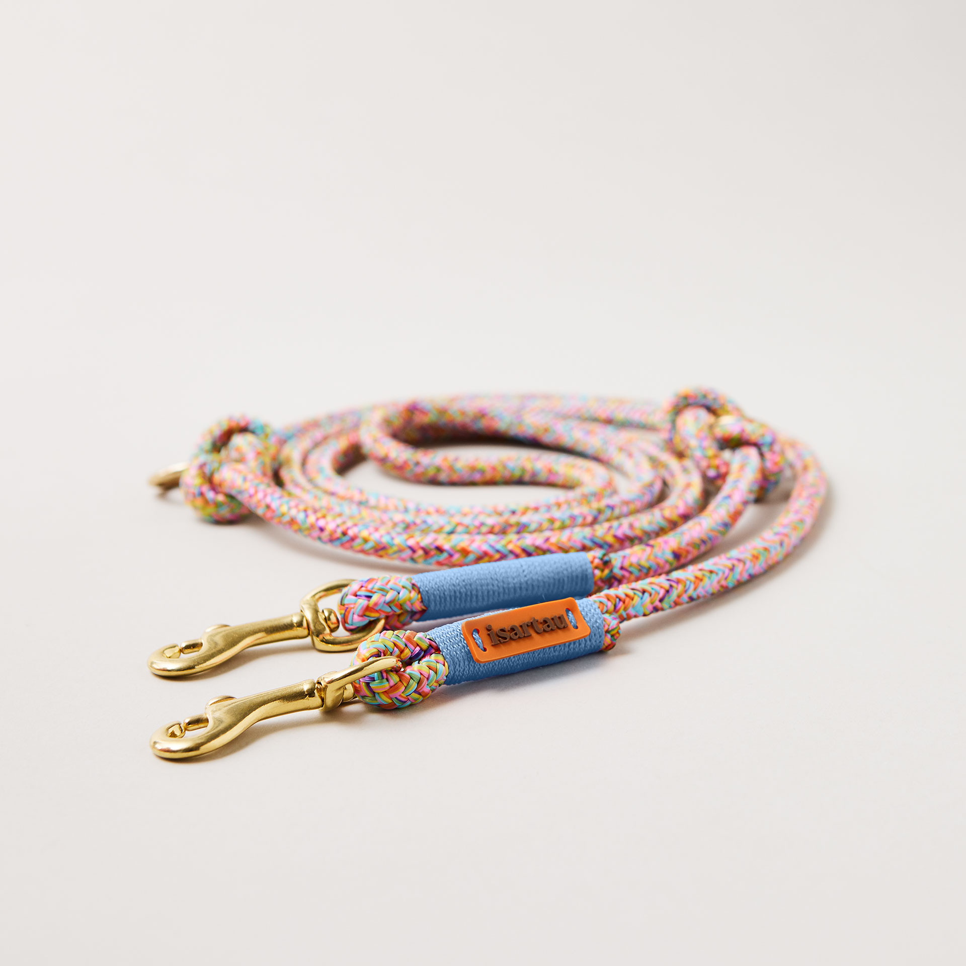 Hundeleine aus Tau Easy Summer Hellblau 8 mm verstellbar mit kleinen Messing-Karabinern, buntes Tau mit hellblauer Takelung, flexibel Längenverstellbar über Knoten