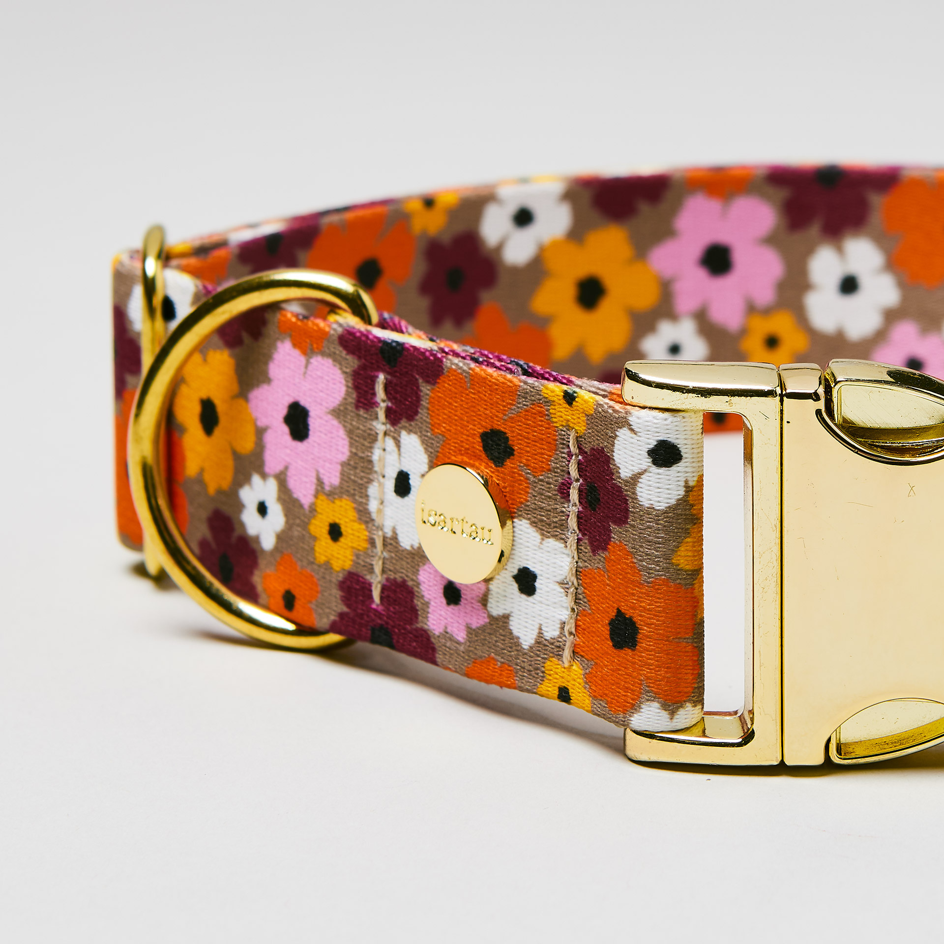 Nahaufnahme verstellbares Hundehalsband „Blumenmeer“ goldfarben, Gurtband mit romantischem Blumenmuster in Beige, Rosa und Goldgelb.