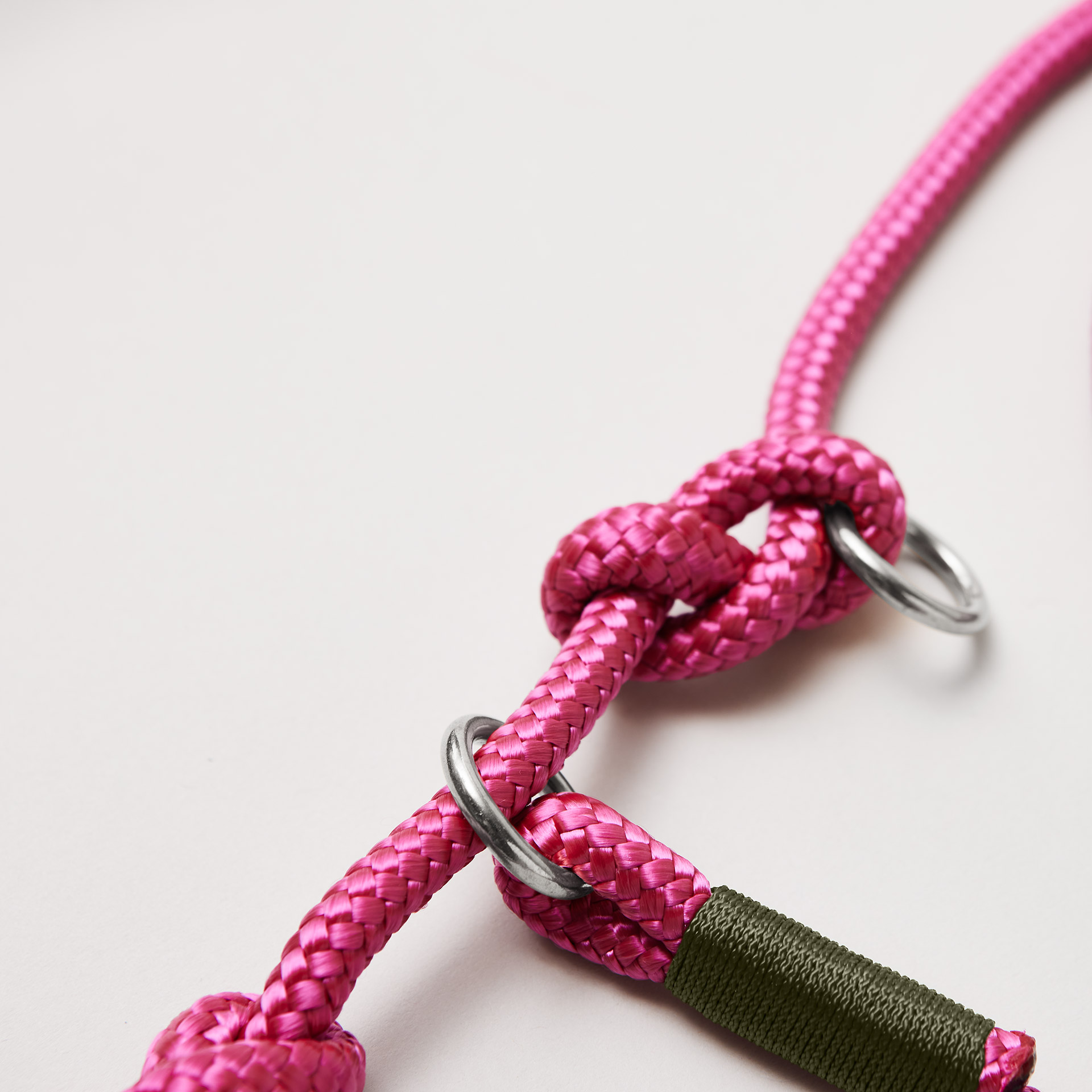 Detail Retrieverleine Viva Magenta OLIV mit verstellbaren Knoten, silberne Karabiner