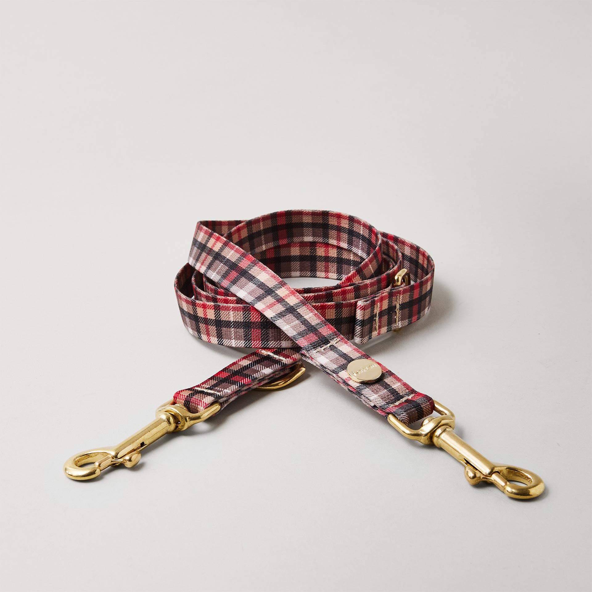 Verstellbare Hundeleine „Flaneur“, 20 mm breites Gurtband mit Karomuster, goldfarbene Messingkarabiner.