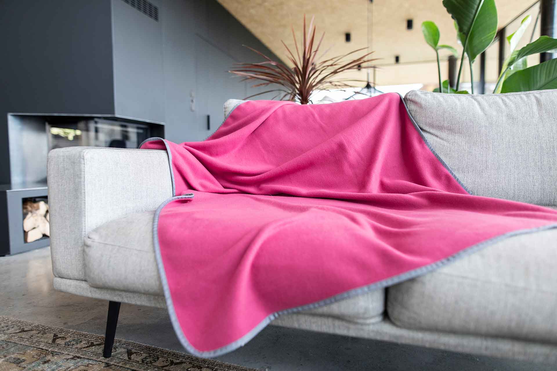 Schmusedecke Magenta auch für die Couch geeignet