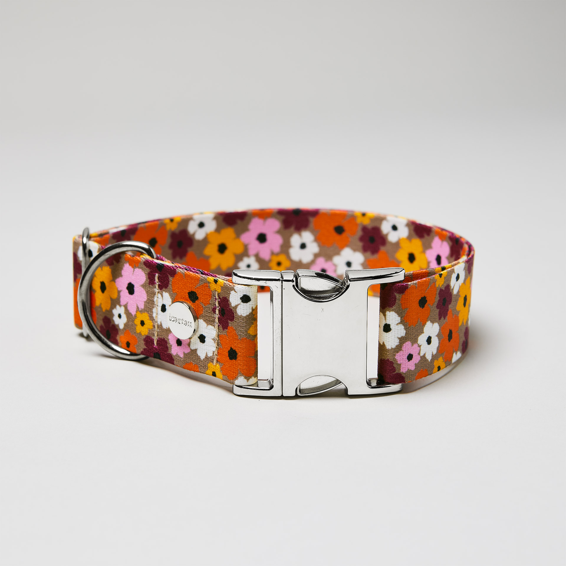 Verstellbares Halsband „Blumenmeer“ silberfarben, Gurtband mit buntem Blumenmuster.