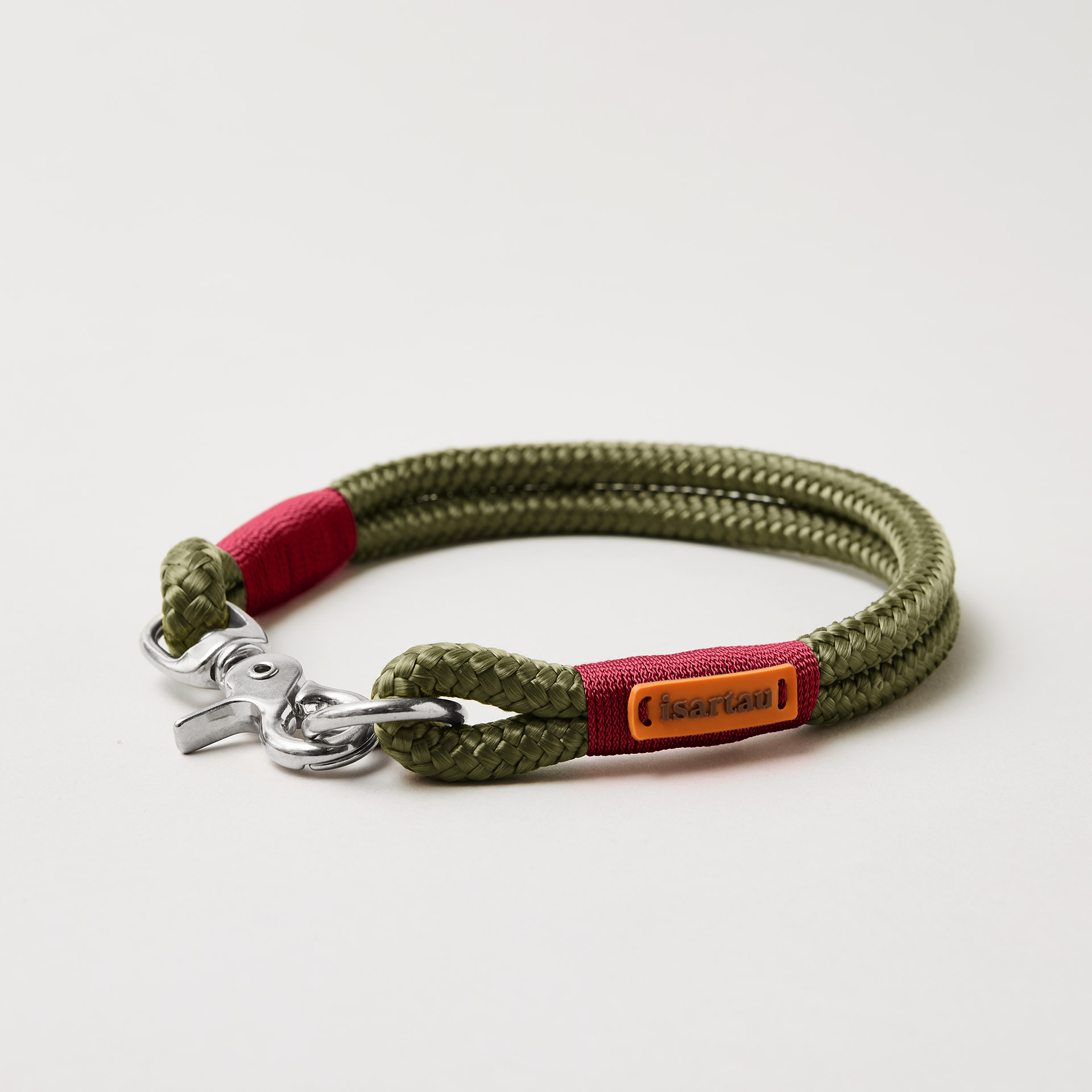 Feste Halsung aus Tau in der Farbe Olive Grove Burgunder, 10 mm mit silberfarbenen Beschlägen, olivfarbenes Softtau mit weinroter Takelung