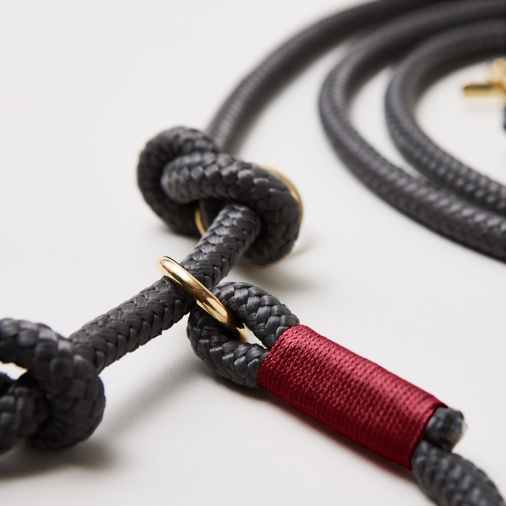 Detail Retrieverleine Heavens Rock Burgunder mit verstellbaren Knoten für Hals- und Kopfumfang, Messing-Karabiner, dunkelgraues Tau mit weinroter Takelung