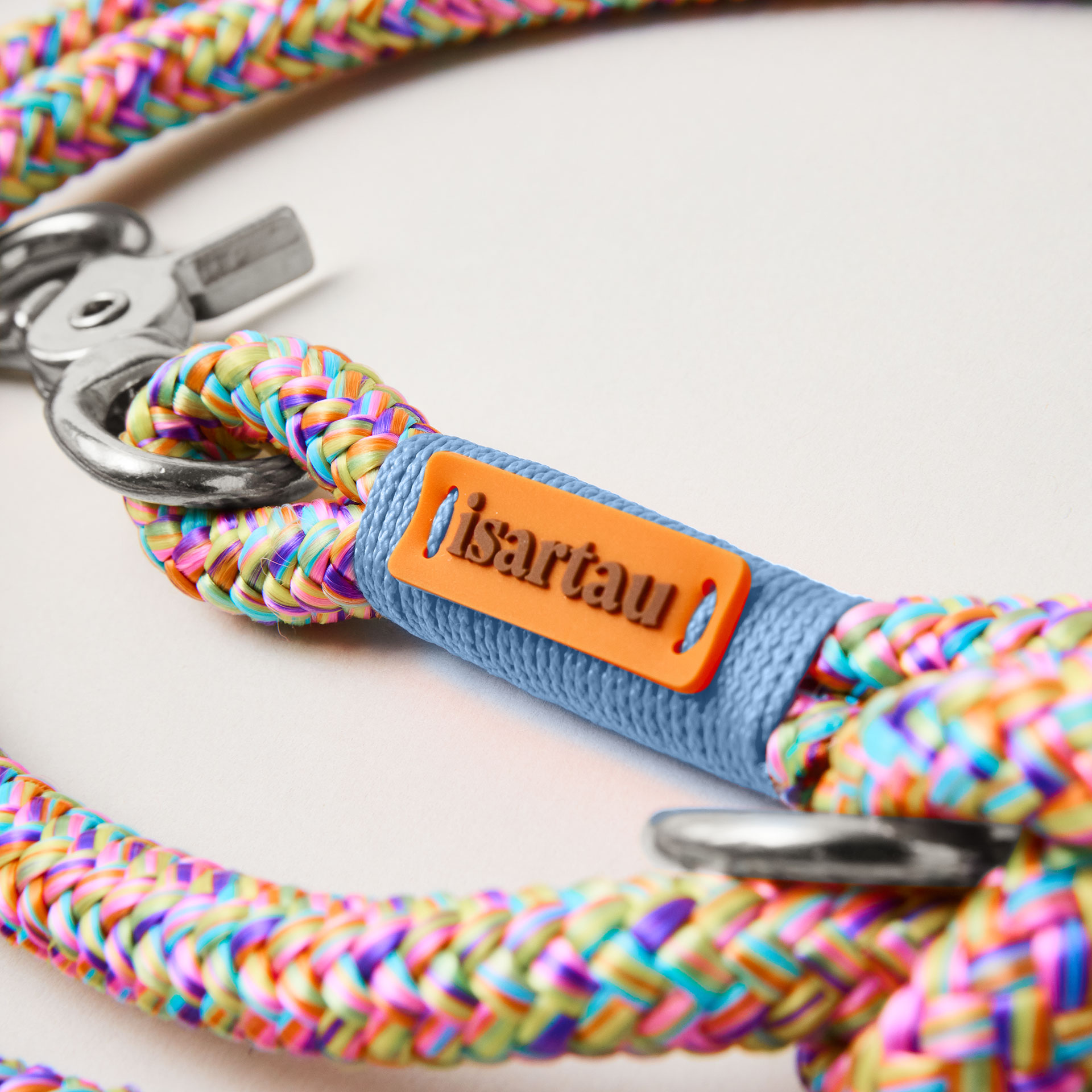 Detail Hellblaue Takelung auf buntem Softtau Easy Summer mit isartau Logo