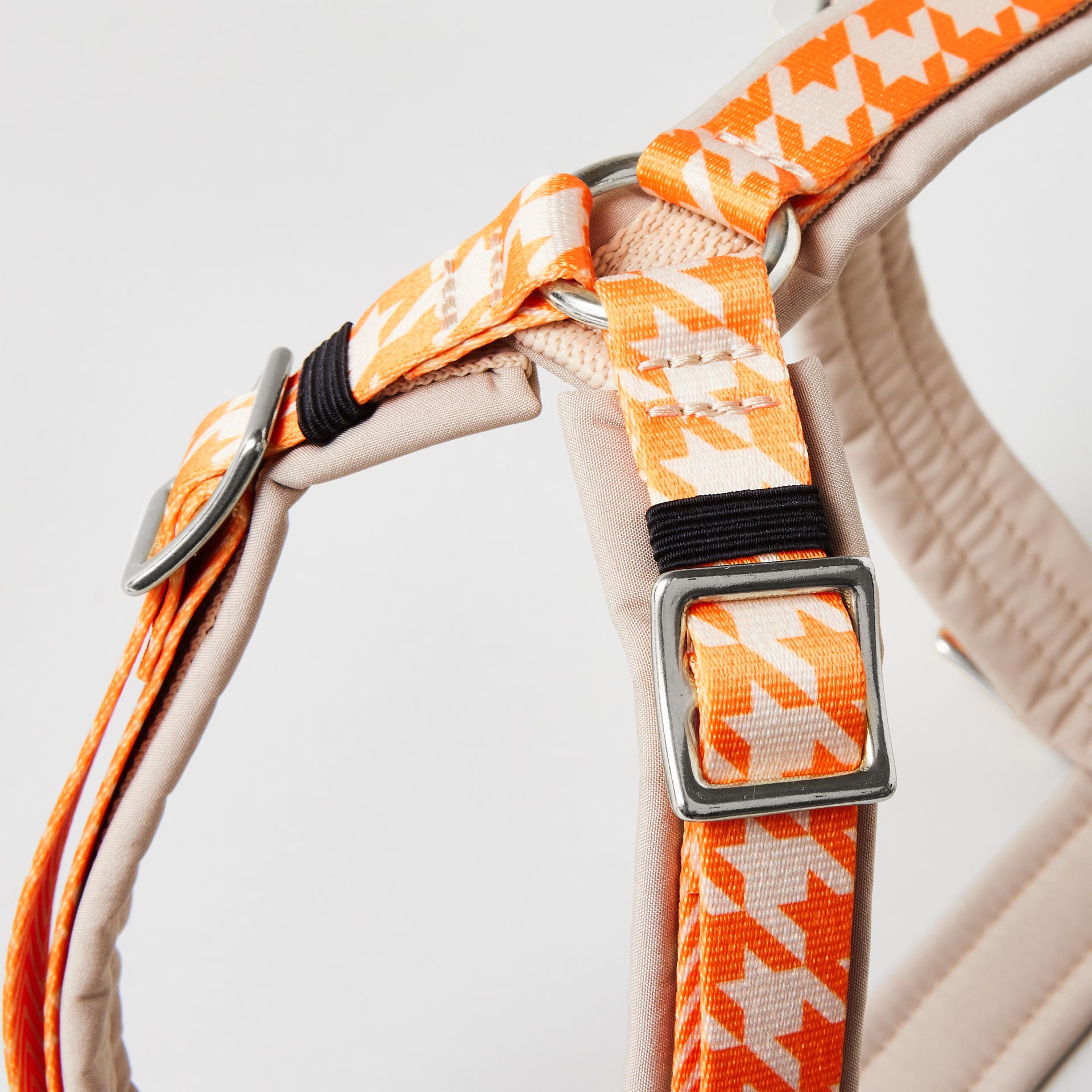 Detail verstellbares gepolstertes Hundegeschirr Wandler mit silberfarbenem Gurtbandschieber zur Größenanpassung