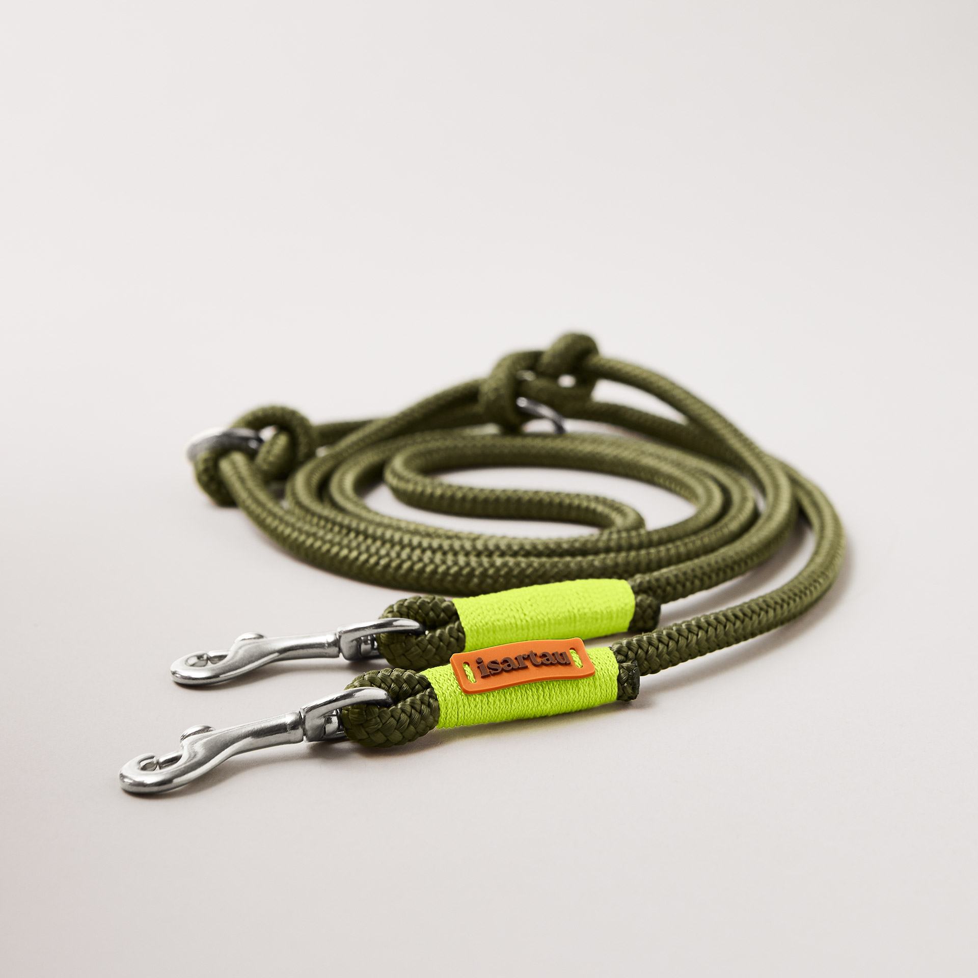 Tauleine Olive Grove Neongelb 8 mm verstellbar mit leichten silberfarbenen Karabinern, olivfarbenes Tau mit neongelber Takelung, flexibel Längenverstellbar