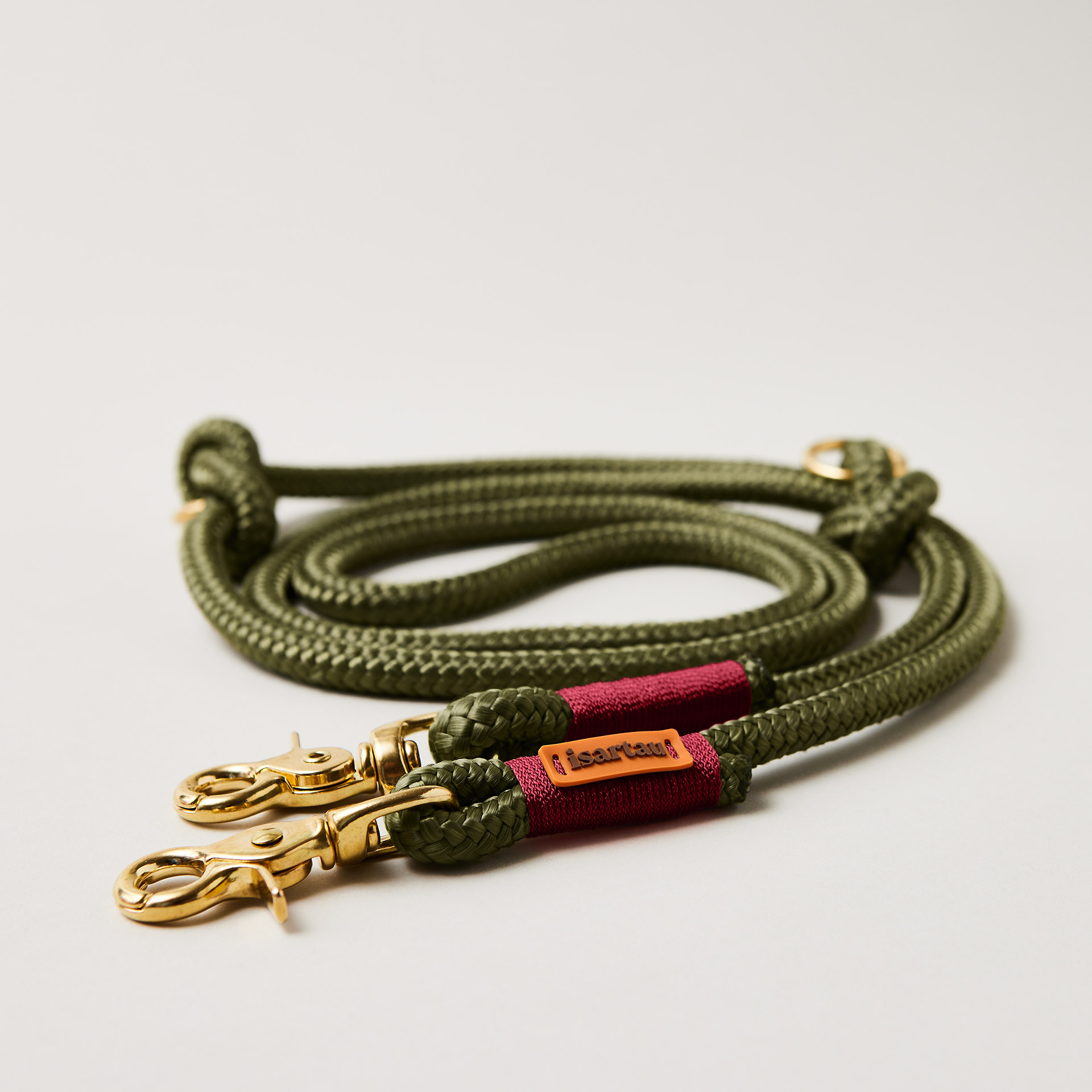 Hundeleine aus Tau Olive Grove Burgunder 10 mm verstellbar mit Messing-Karabinern, olivfarbenes Softtau mit burgunderfarbener Takelung, Längenverstellbar