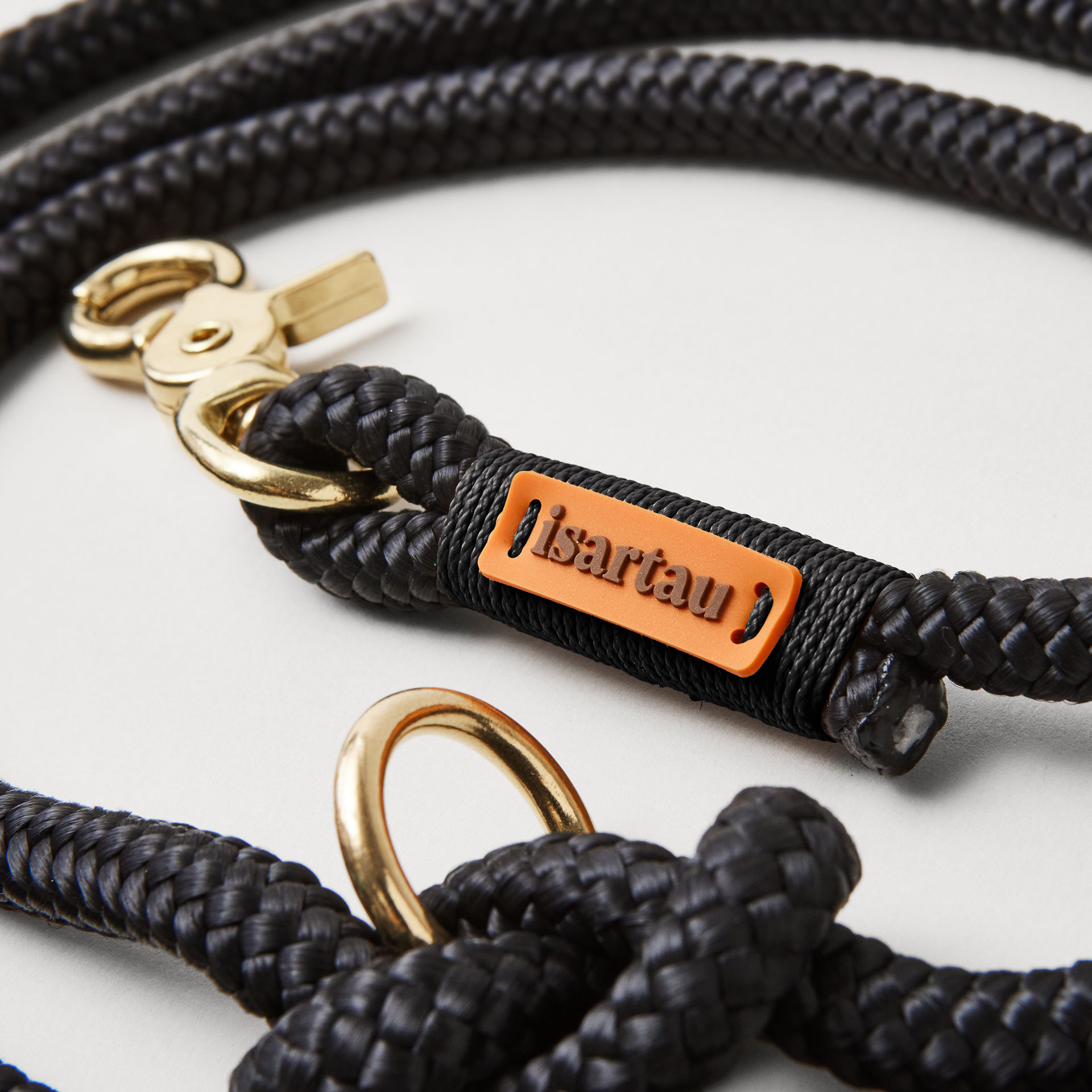 Detail isartau-Logo auf Black Mamba Schwarz, feine Gravur auf schwarzem Tau