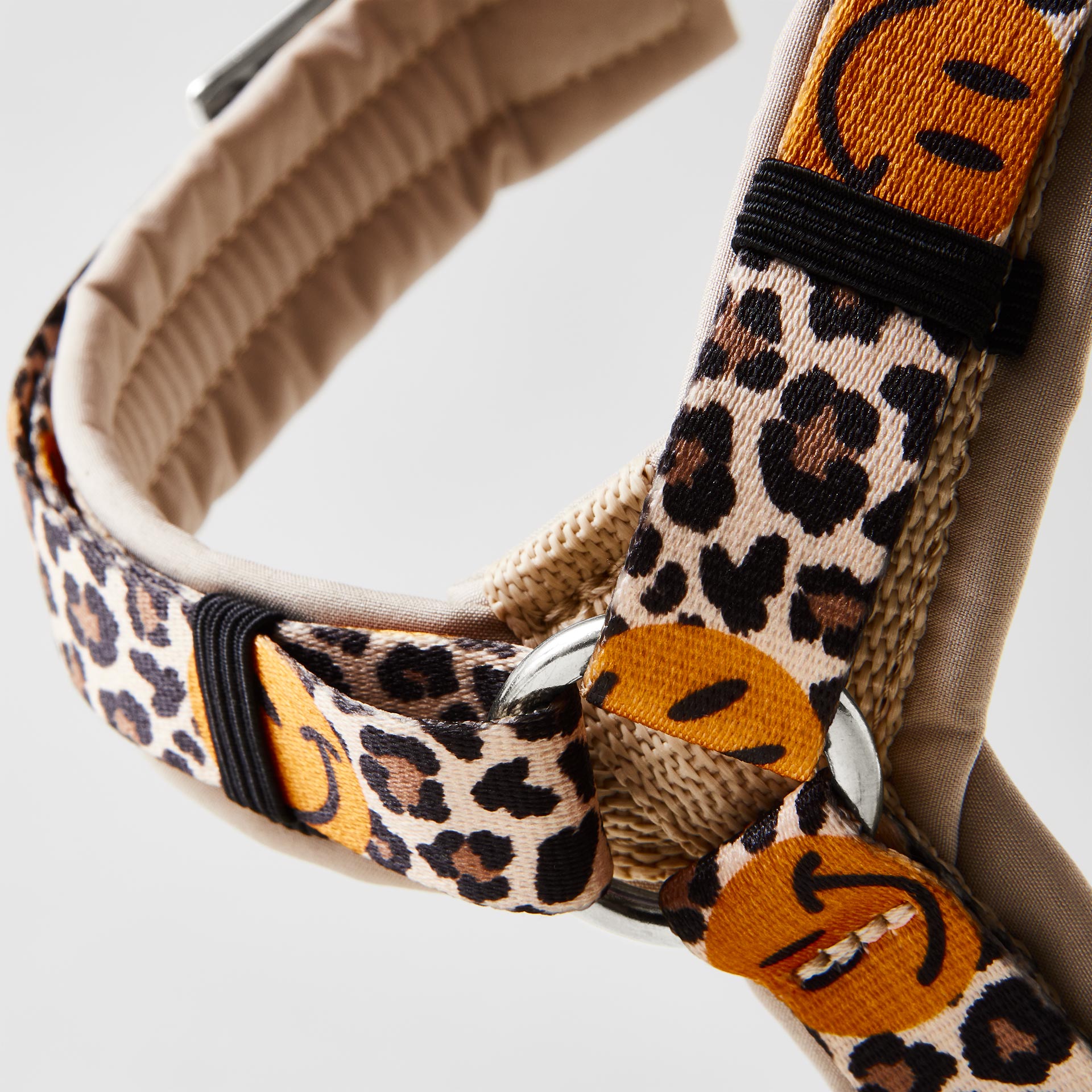 Detailaufnahme Polsterung des Y-Brustgeschirr im Design Leo Smile aus beigem Softshell Stoff
