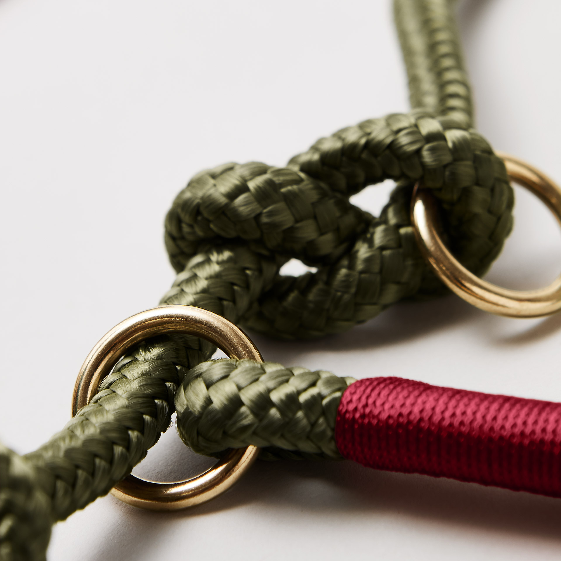 Detail Tau Retrieverleine Olive Grove Burgunder mit verstellbaren Knoten für Hals- und Kopfumfang, Messing-Karabiner, olivfarbenes Softtau mit burgunderfarbener Takelung