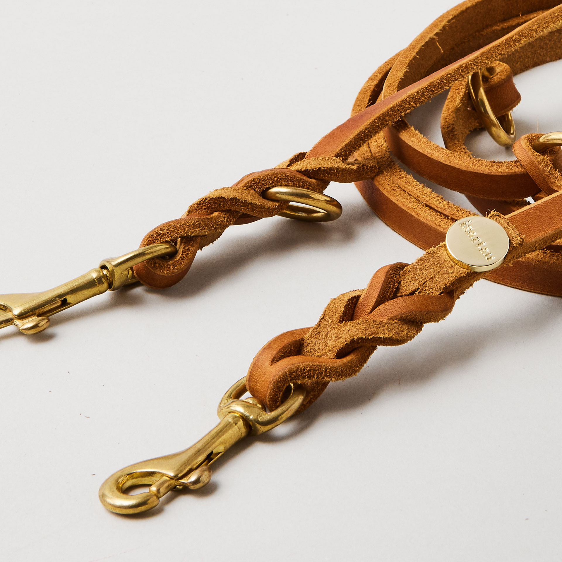 Detail Lederleine, Farbe Cognac, 10mm breit, kleine Bolzenkarabiner aus Messing