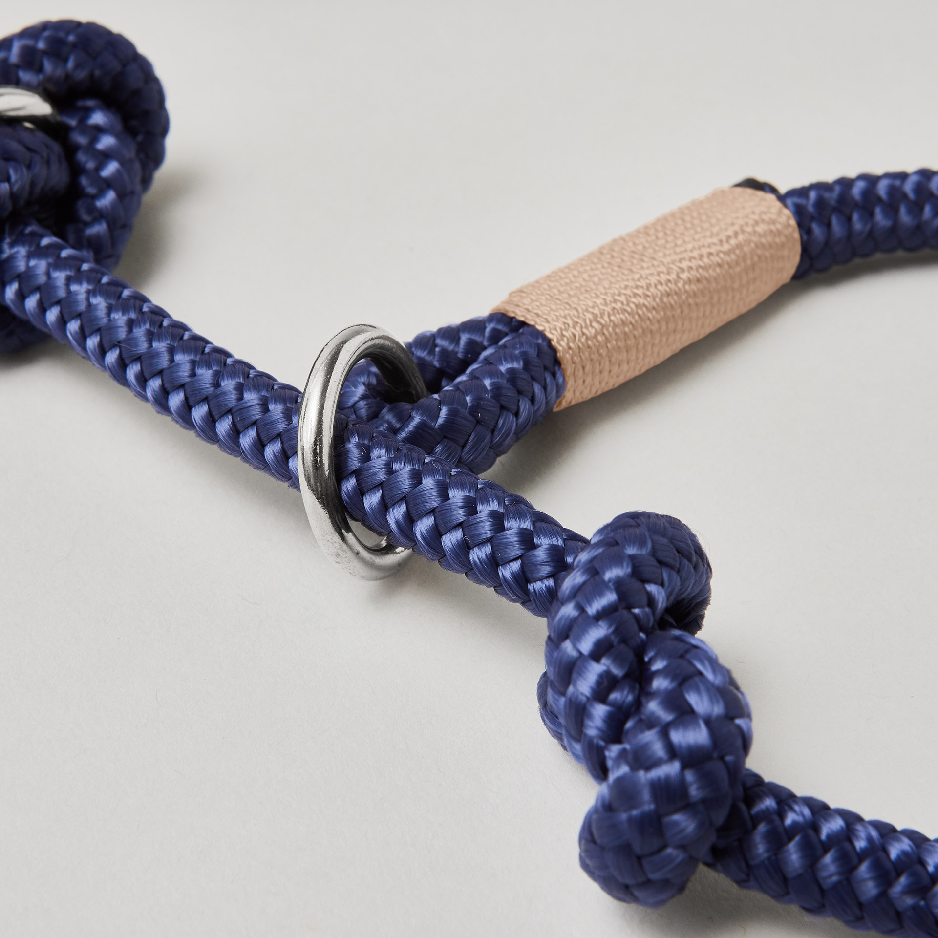 Detail Retrieverleine Indigo Sea Beige mit verstellbaren Knoten für Hals- und Kopfumfang, silberne Karabiner, dunkelblaues Tau mit beiger Takelung