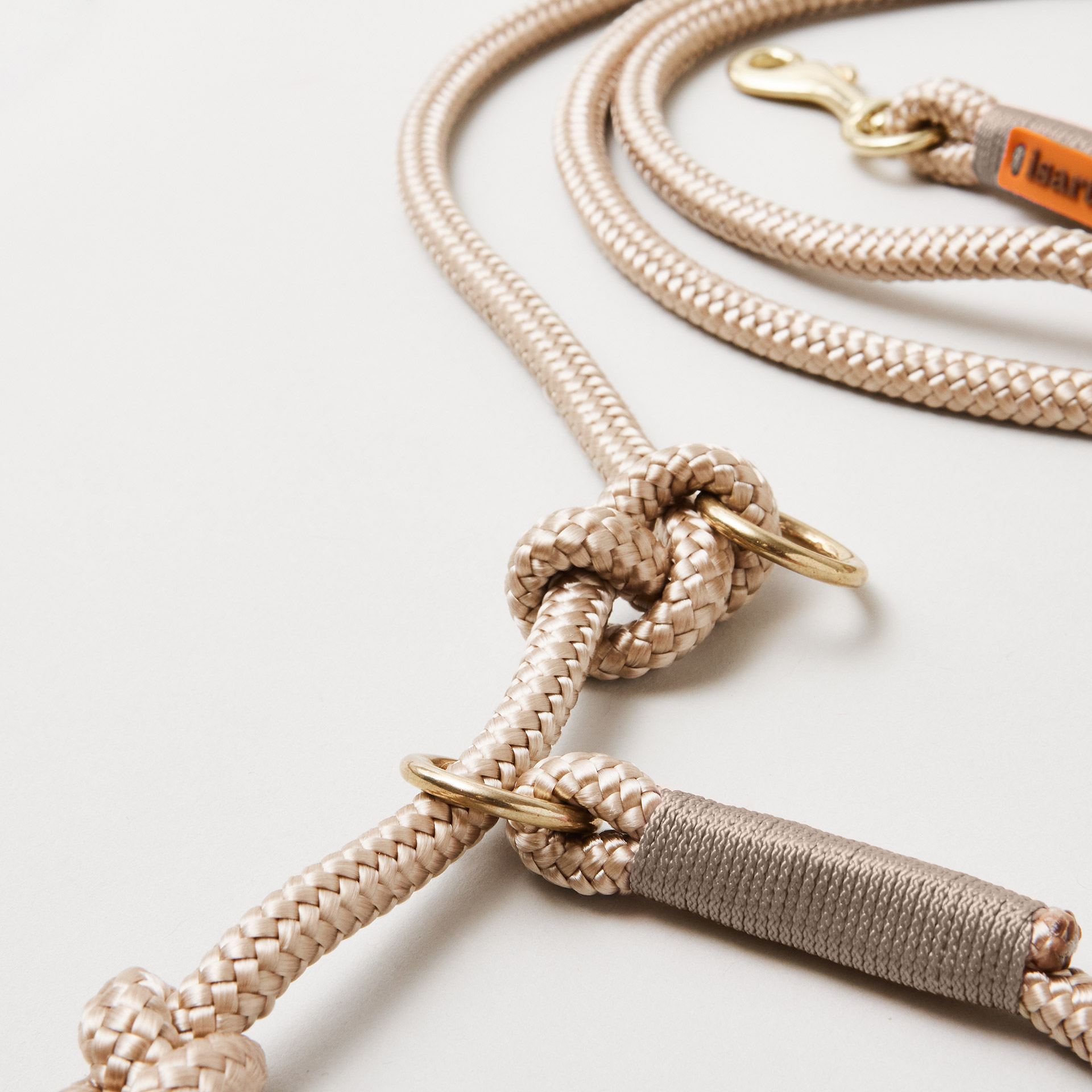 Detail Retrieverleine Wood Owl Sand mit verstellbaren Knoten für Hals- und Kopfumfang, goldenen Karabiner