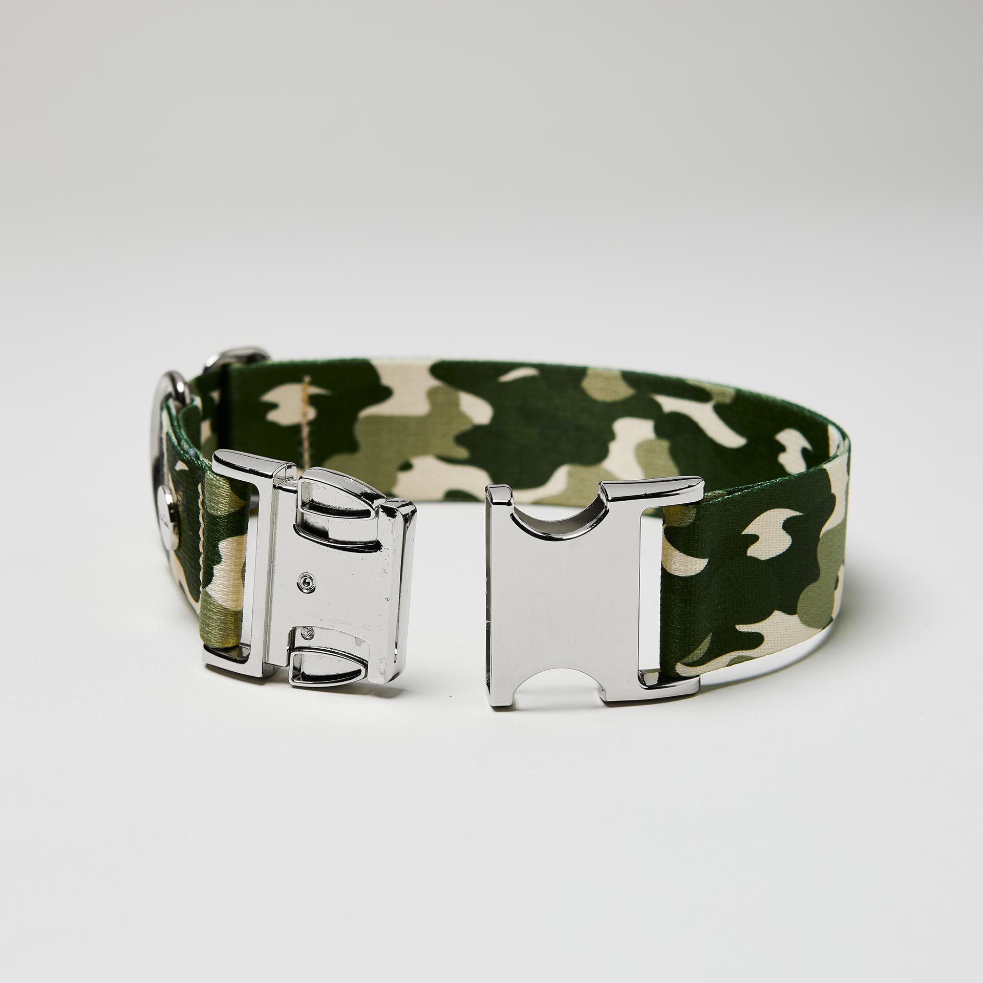 Verstellbares Halsband „Entdecker“ mit offener silberfarbener Steckschließe, Gurtband im Camouflage-Design in Grün und Beige.