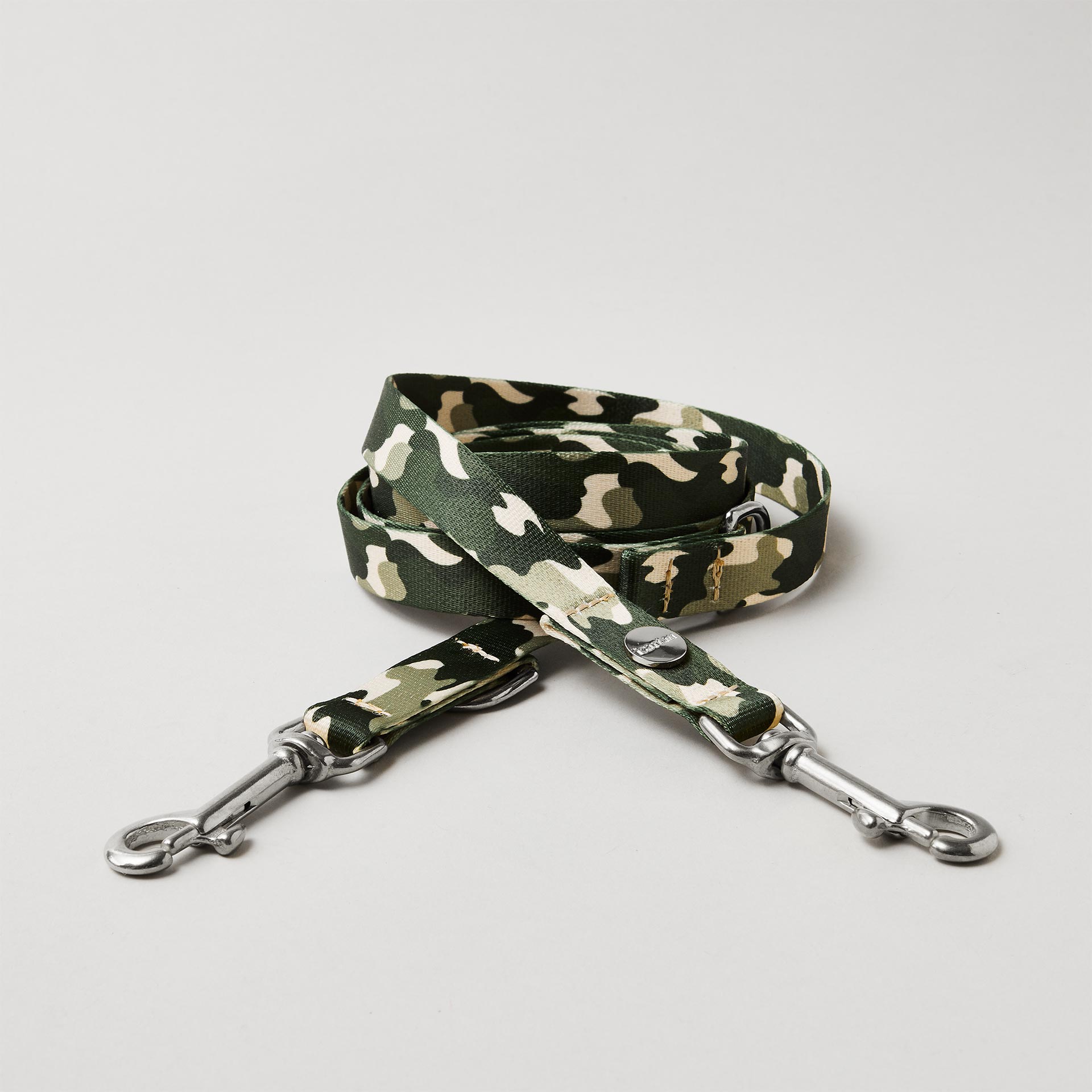 Verstellbare Hundeleine „Entdecker“, 15 mm breites Gurtband mit Camouflage-Muster, silberfarbene Mini-Karabiner