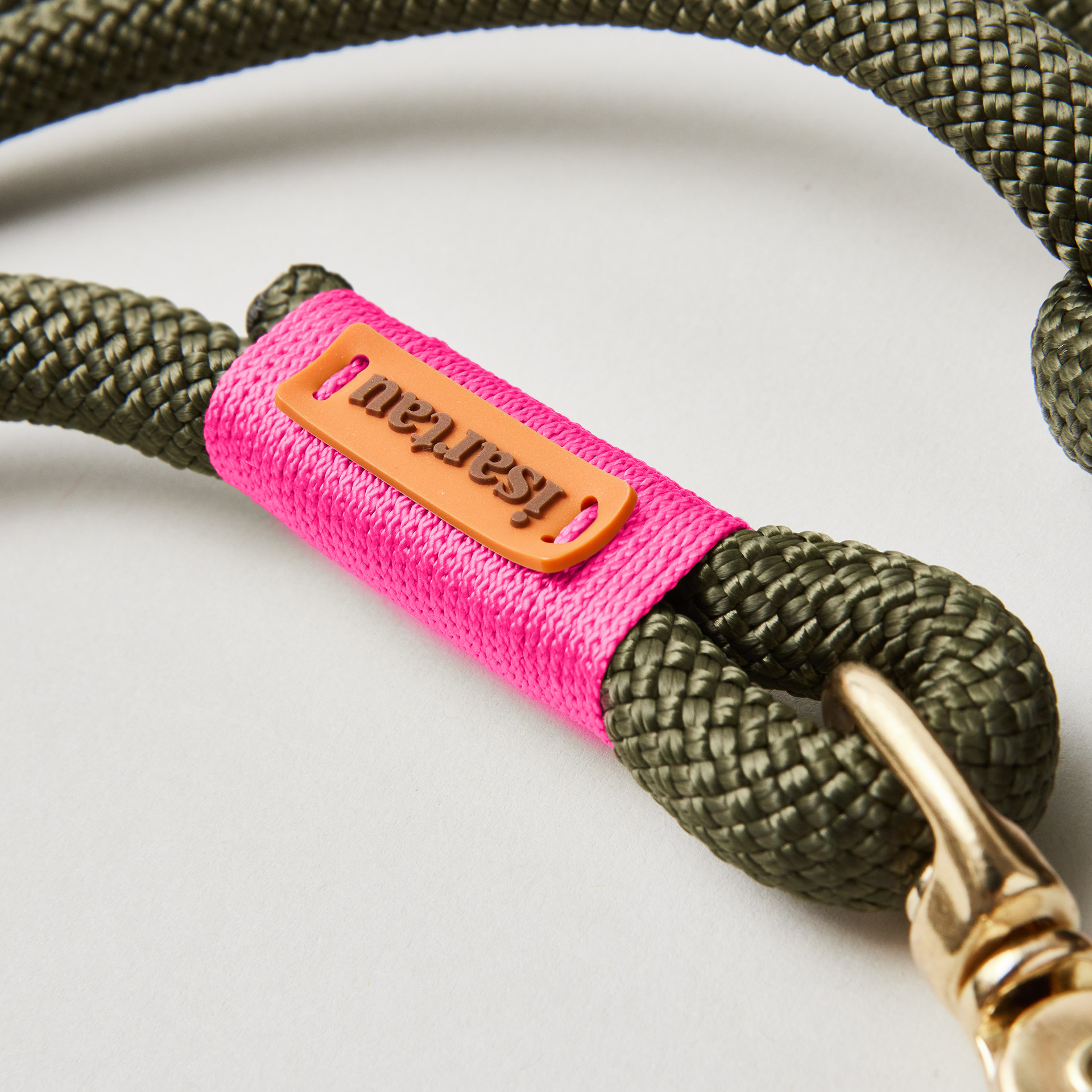 Detail isartau-Logo auf olivfarbenem Kletterseil und neonpinker Takelung