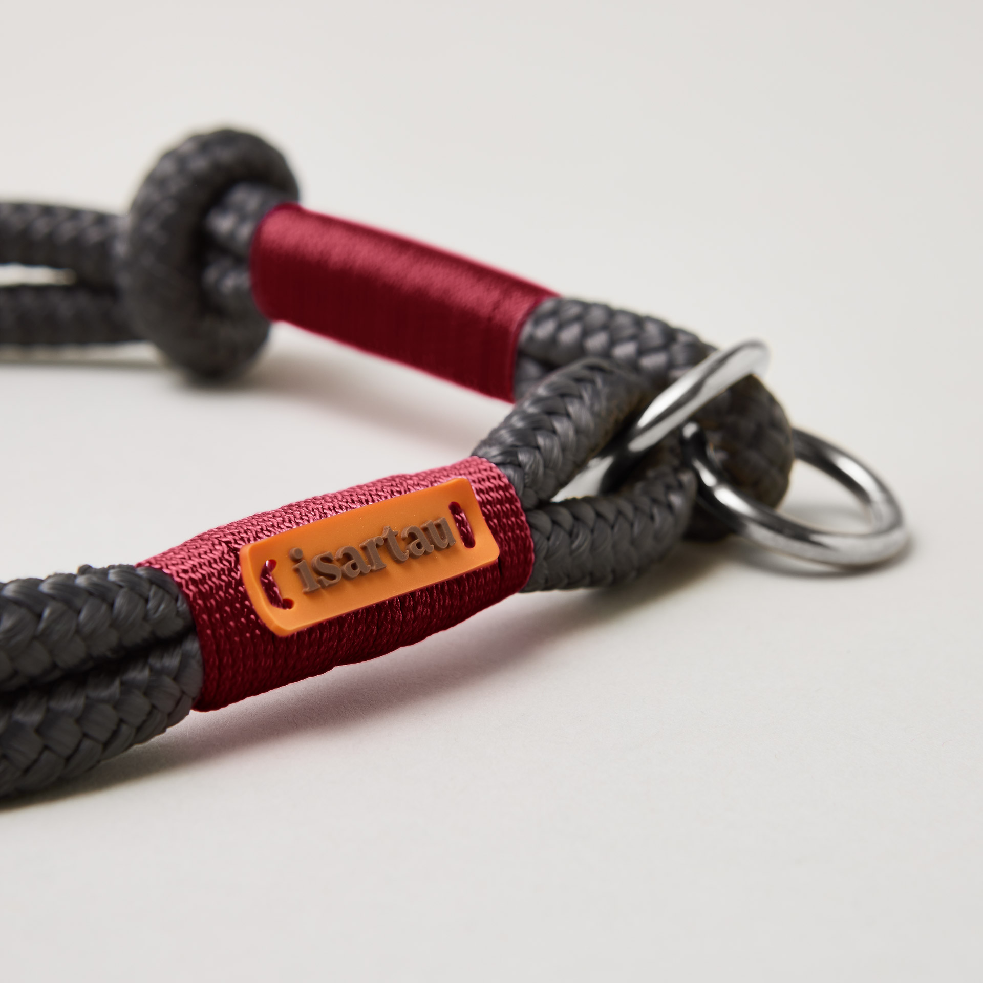 Detail Tauhalsband Zugstopp Heavens Rock Burgunder mit silberfarbenen Beschlägen, dunkelgraues Tau mit weinroter Takelung